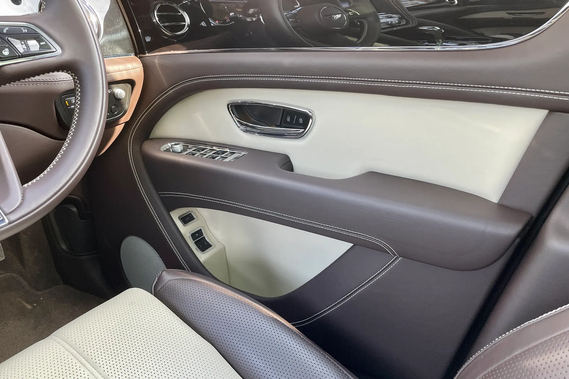 Bentley BENTAYGA thumbnail image number 37