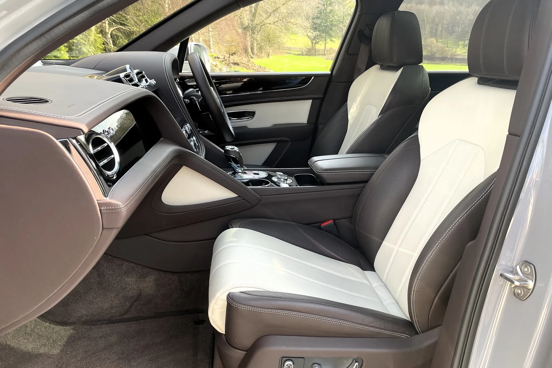 Bentley BENTAYGA thumbnail image number 26