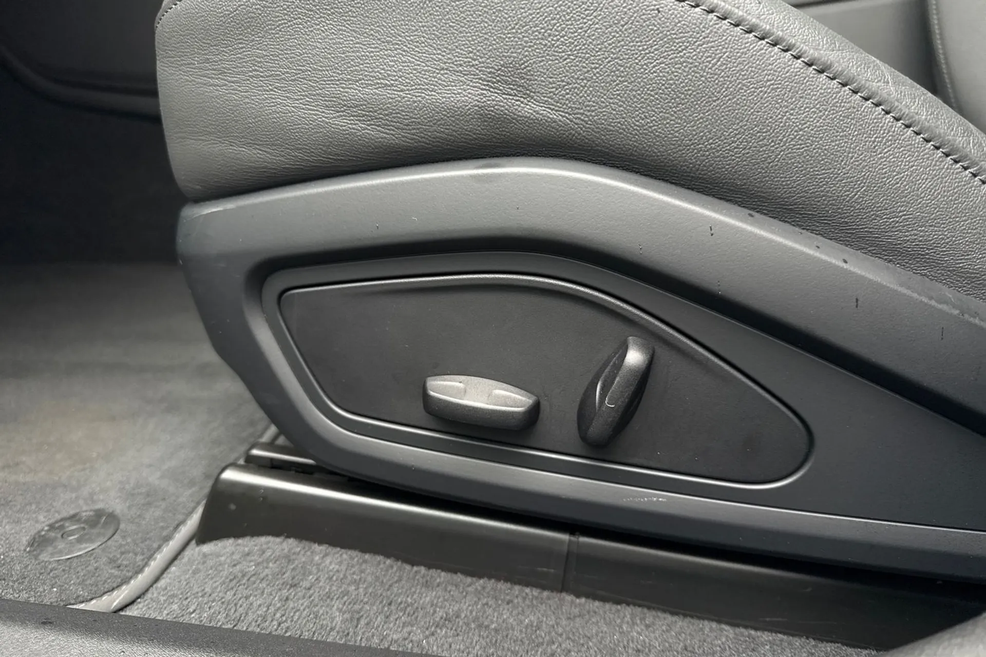 Audi e-tron GT thumbnail image number 34