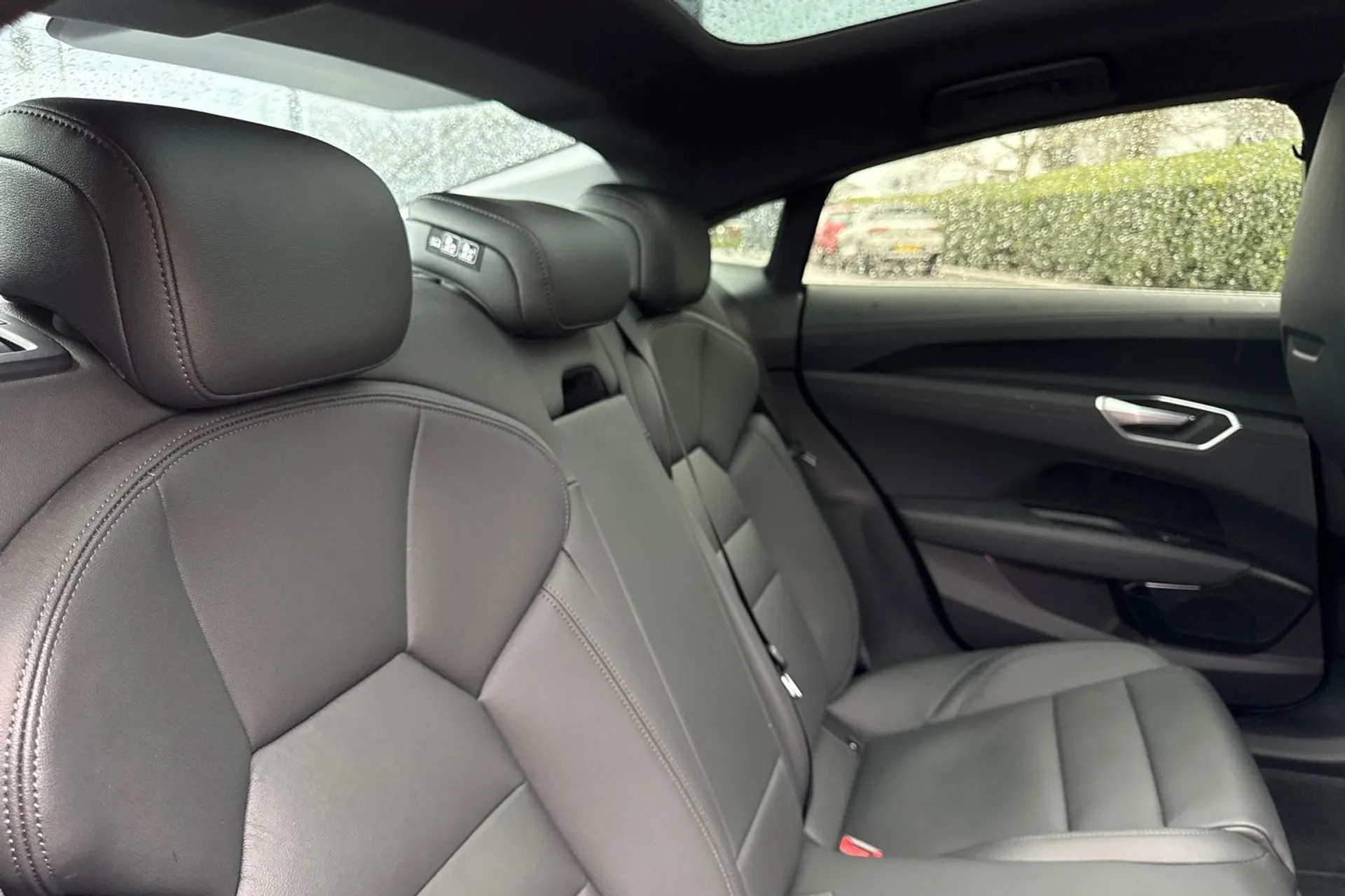 Audi e-tron GT thumbnail image number 40