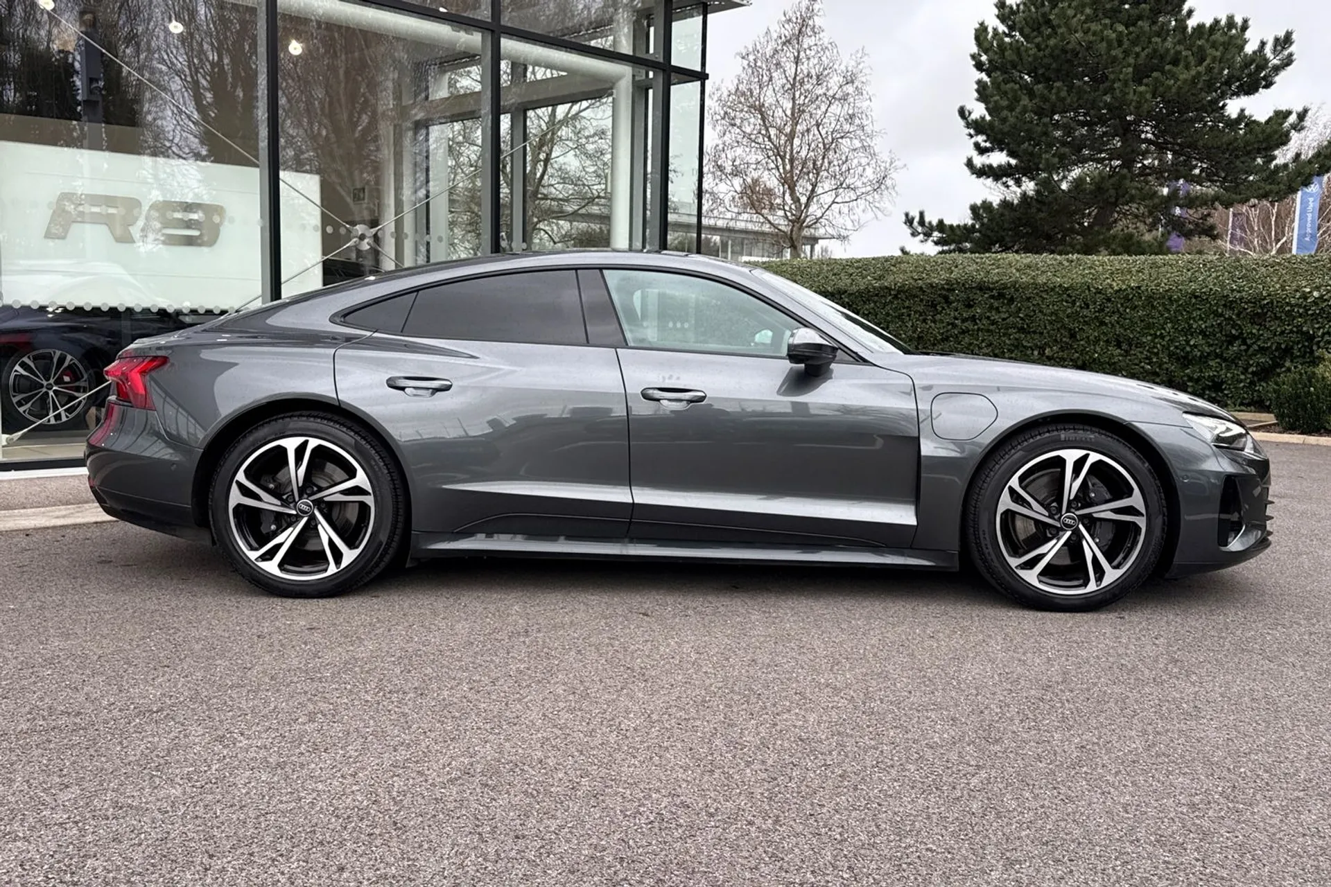 Audi e-tron GT thumbnail image number 2