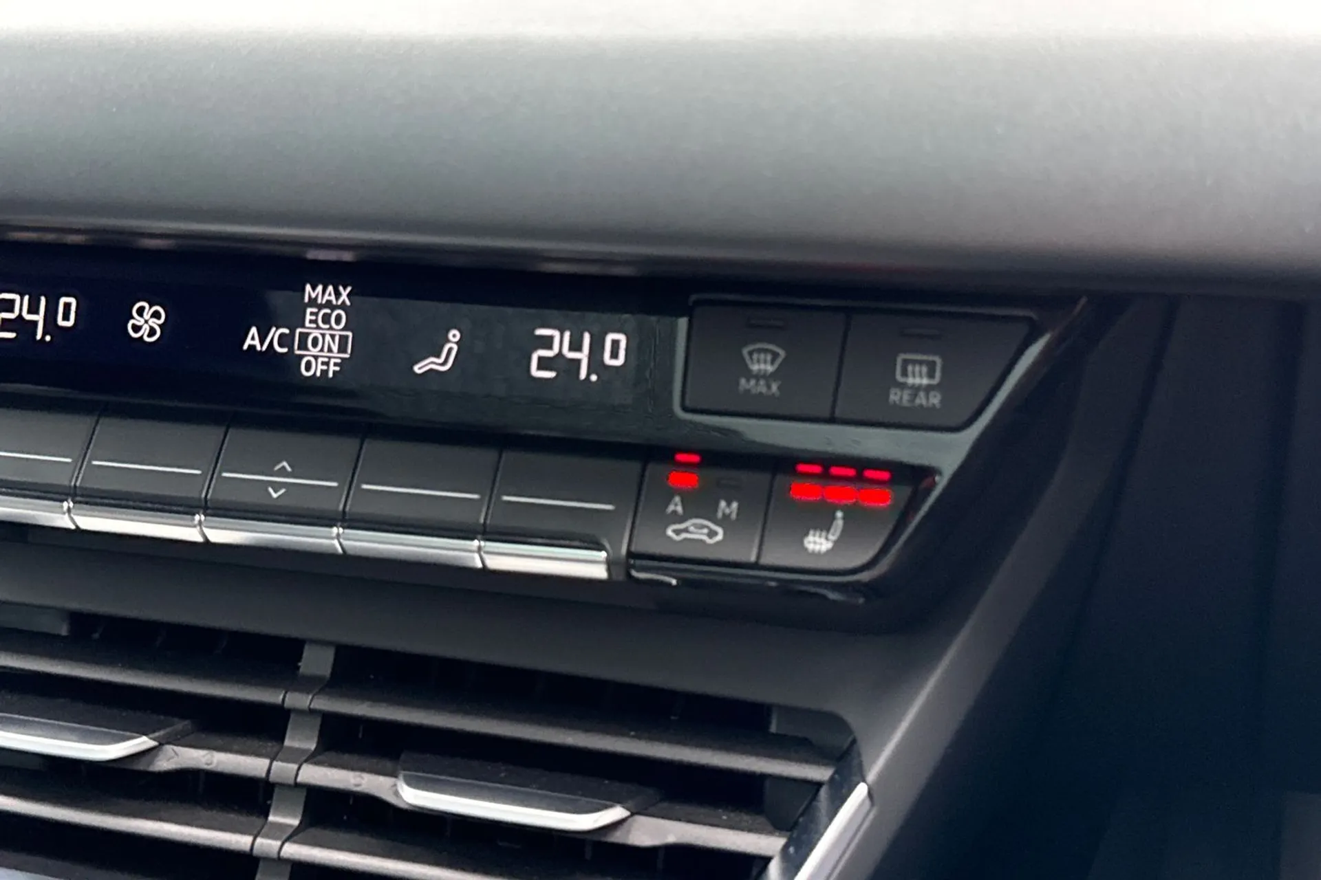 Audi e-tron GT thumbnail image number 16