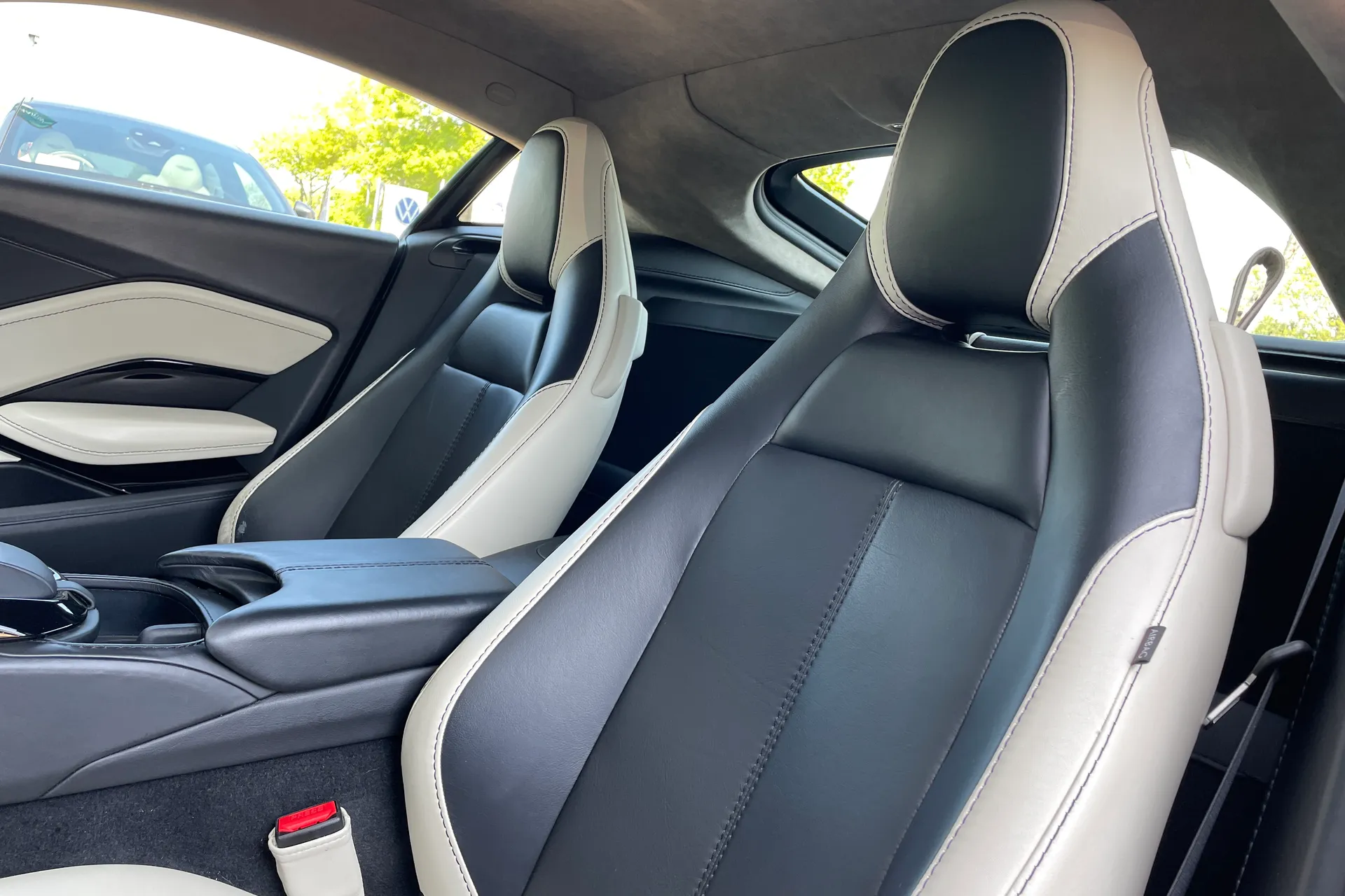 Aston Martin Vantage thumbnail image number 28