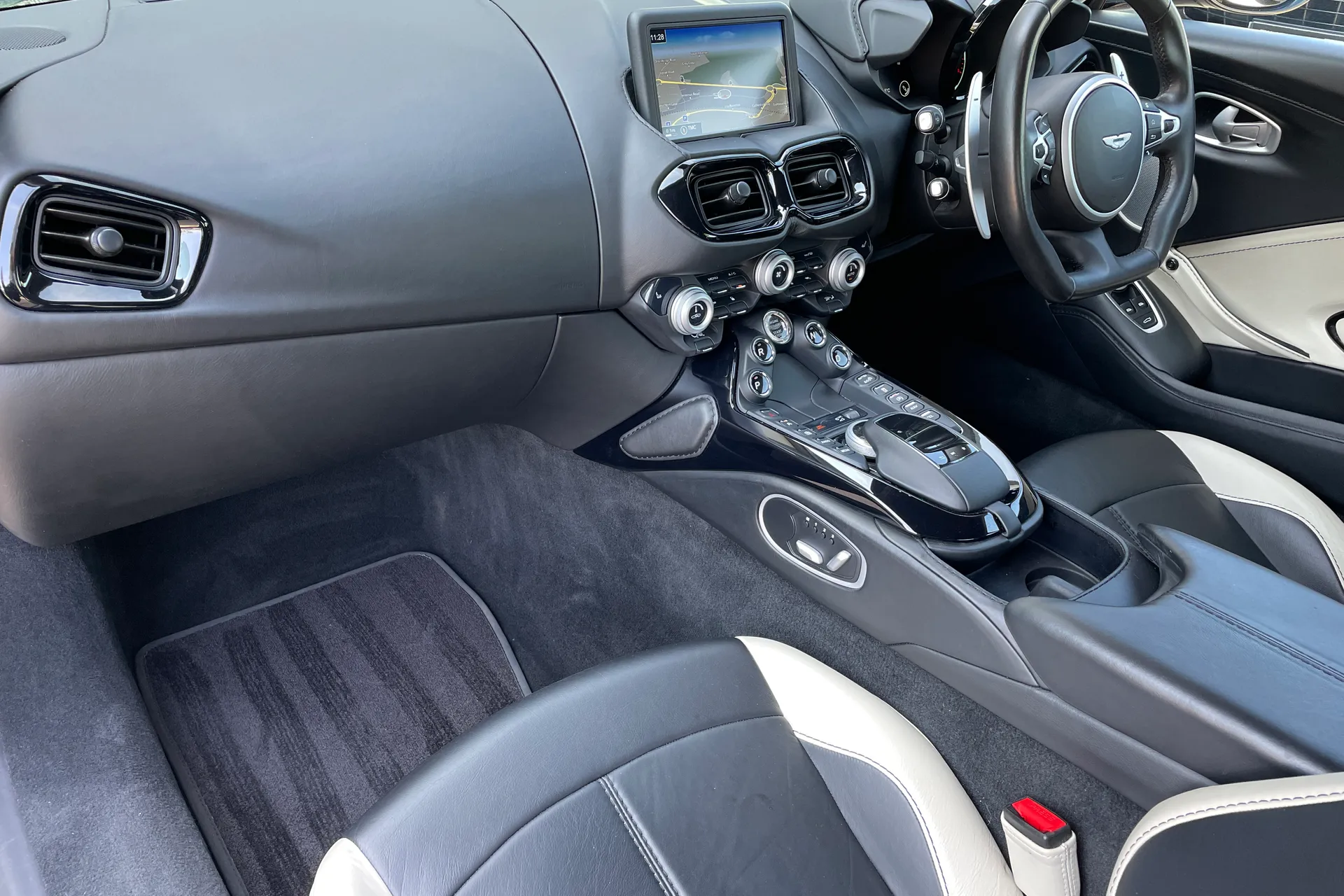 Aston Martin Vantage thumbnail image number 26