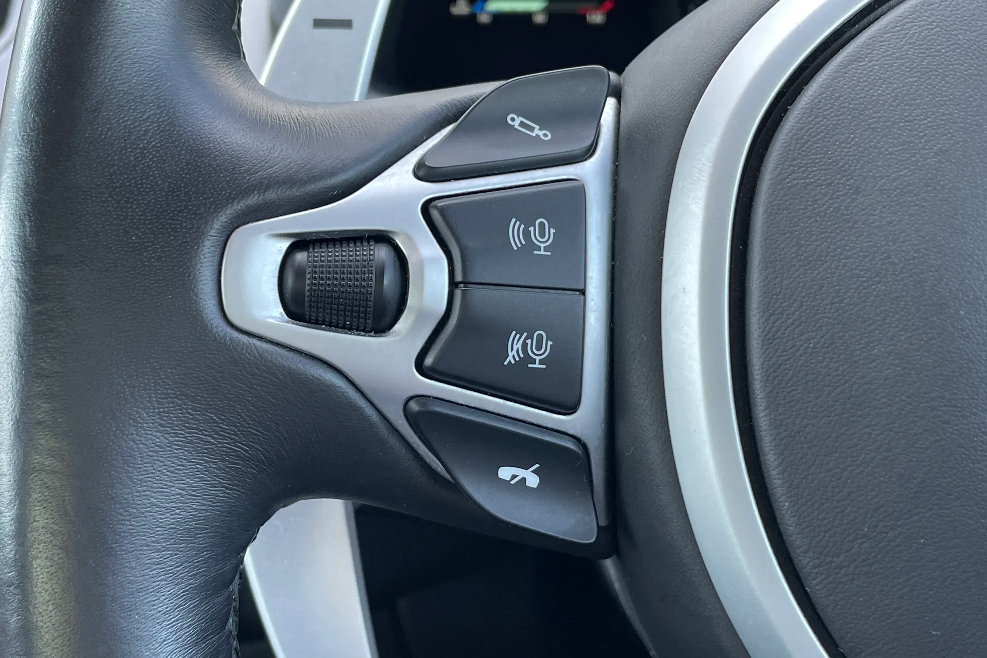 Aston Martin Vantage thumbnail image number 33