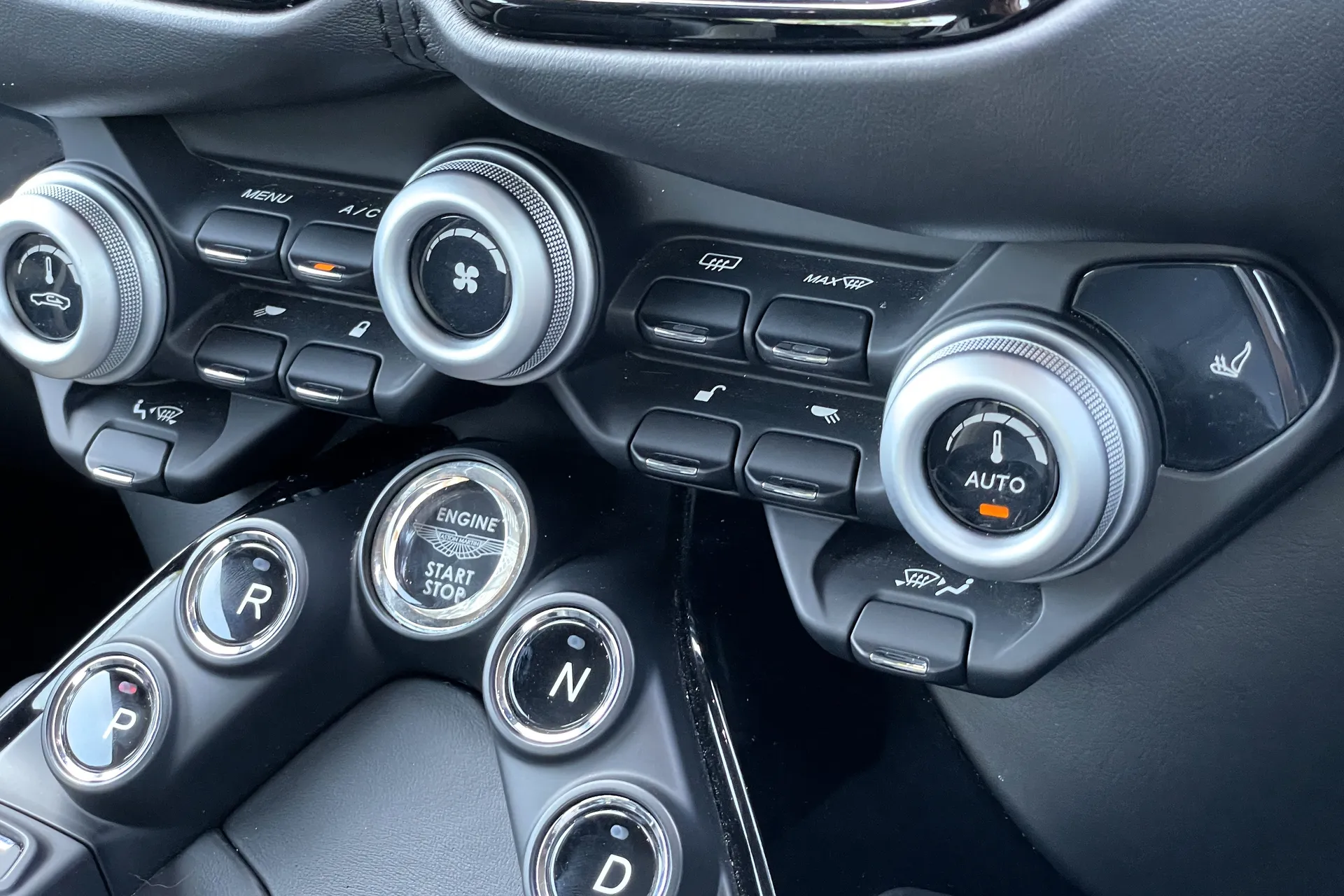 Aston Martin Vantage thumbnail image number 31