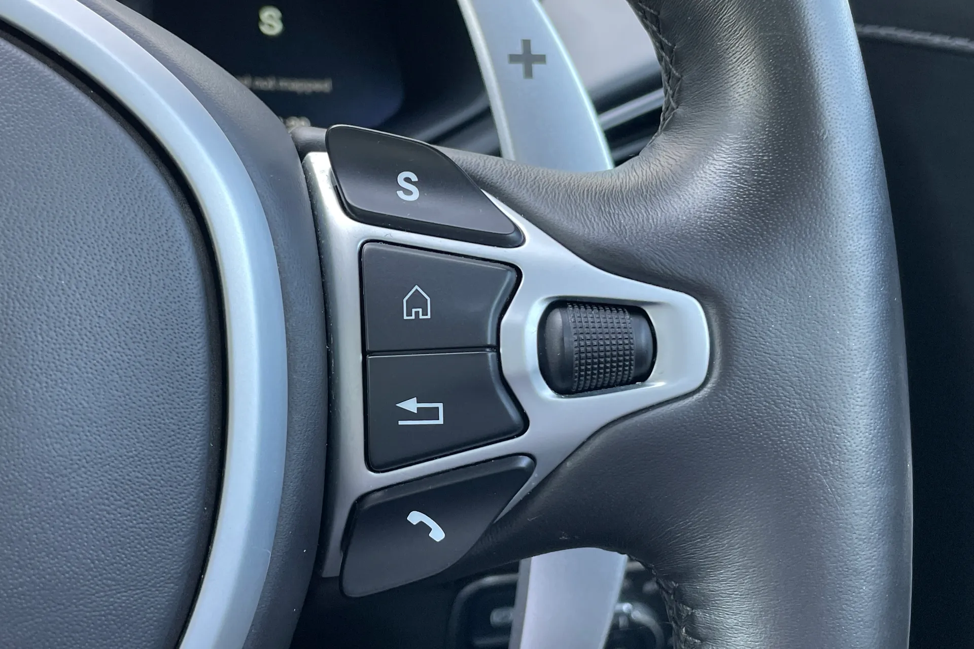 Aston Martin Vantage thumbnail image number 34