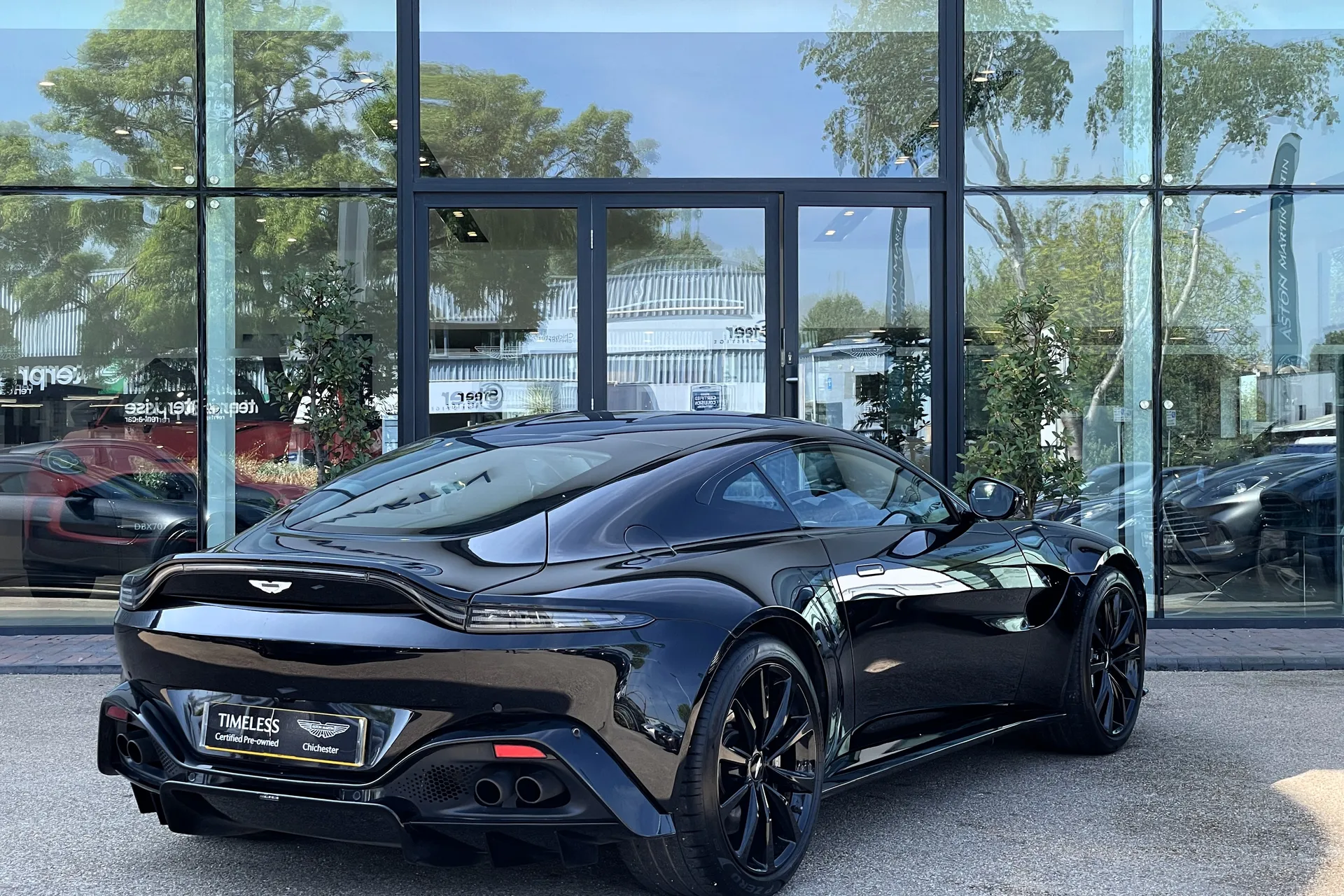 Aston Martin Vantage thumbnail image number 15