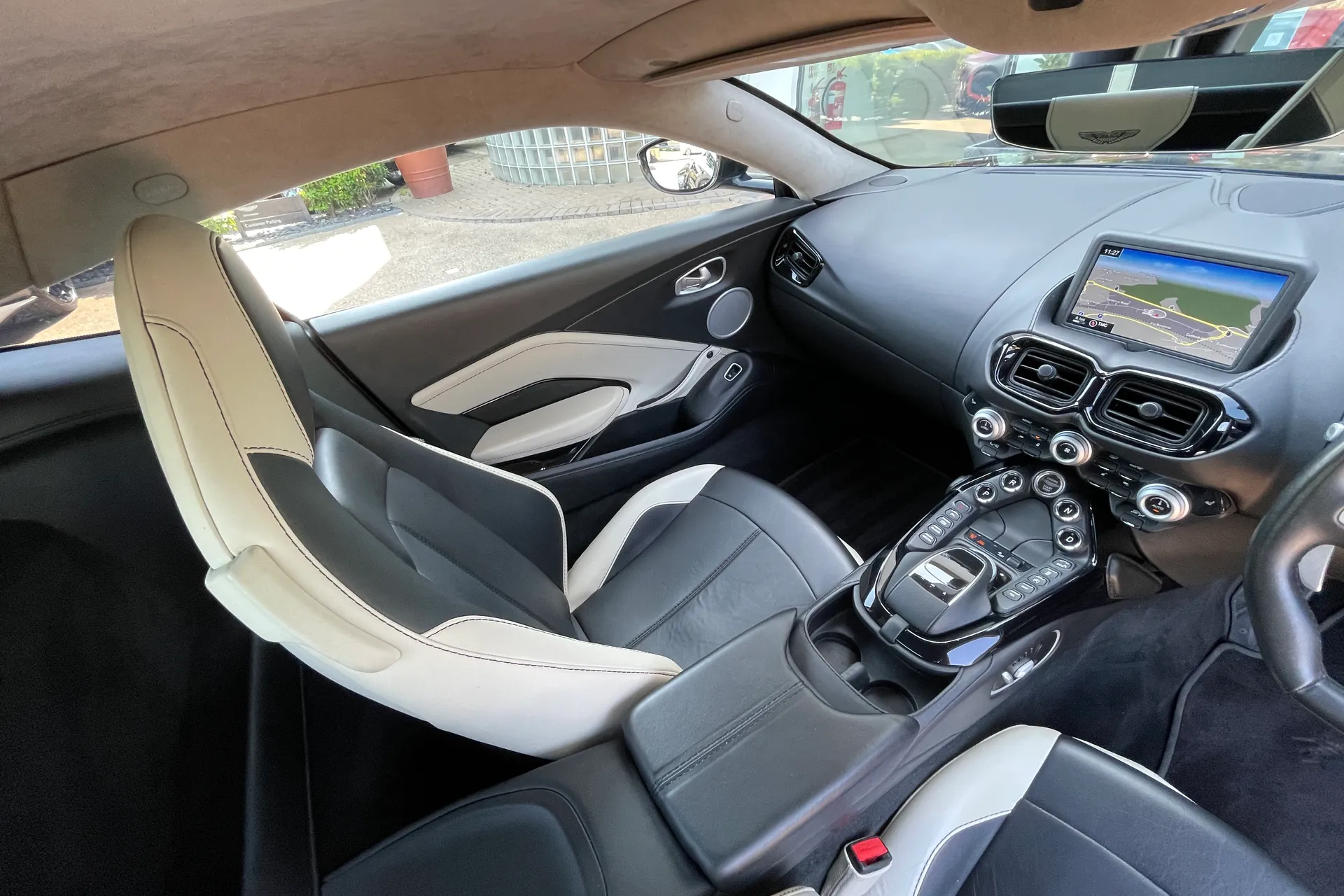 Aston Martin Vantage thumbnail image number 21