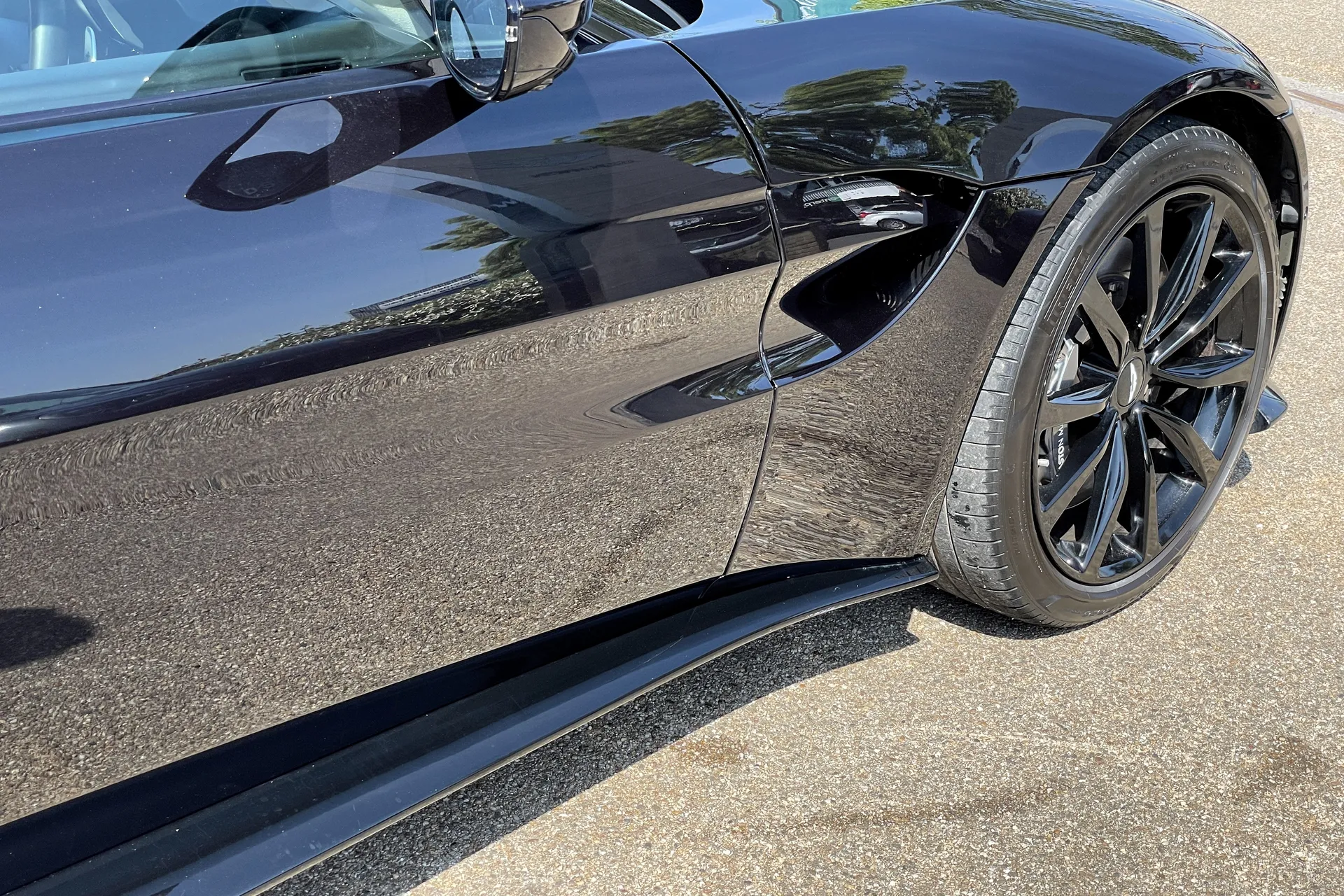 Aston Martin Vantage thumbnail image number 12