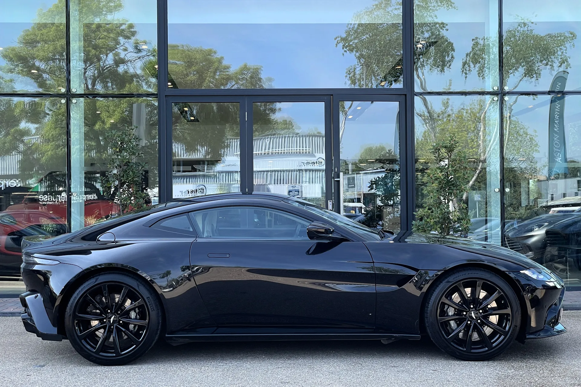 Aston Martin Vantage thumbnail image number 2