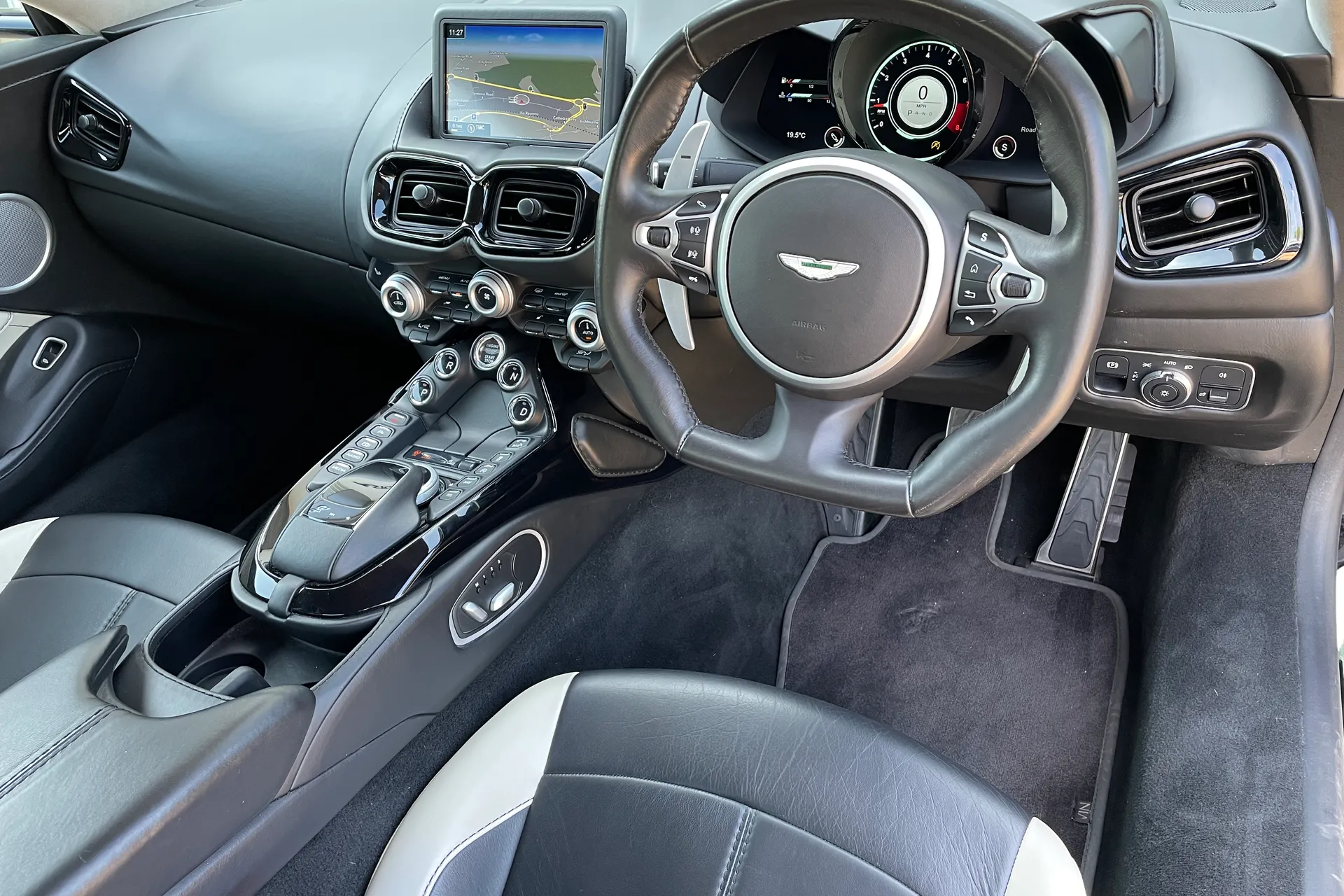 Aston Martin Vantage thumbnail image number 23