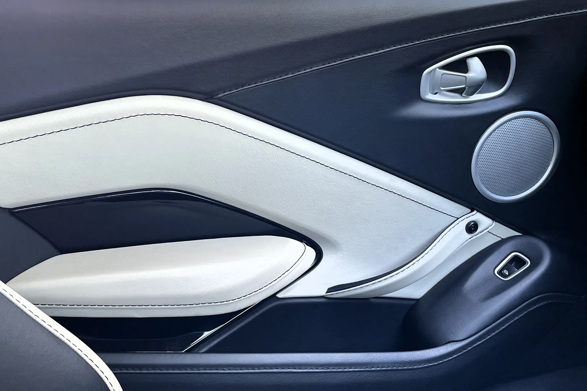 Aston Martin Vantage thumbnail image number 32