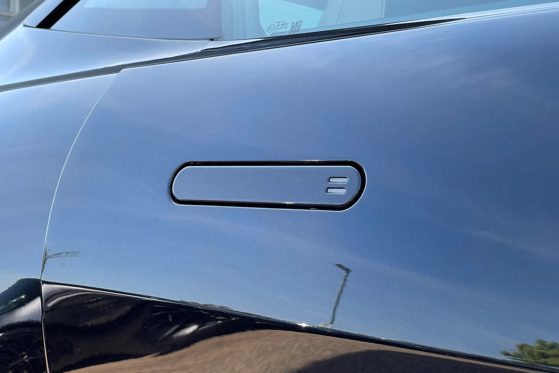 Aston Martin Vantage thumbnail image number 10