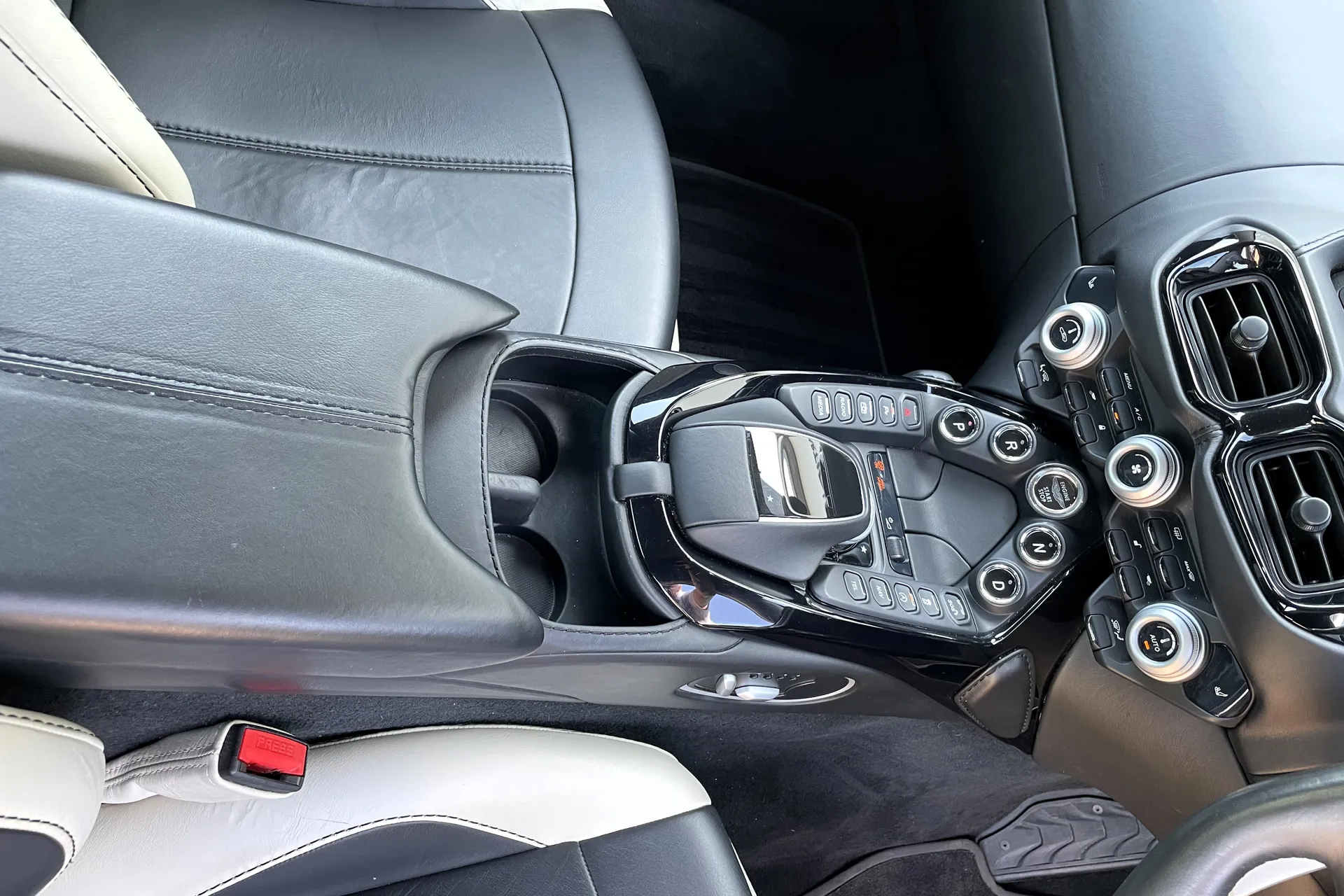 Aston Martin Vantage thumbnail image number 43