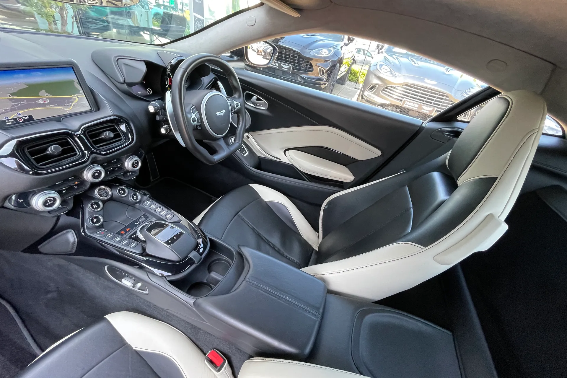 Aston Martin Vantage thumbnail image number 25