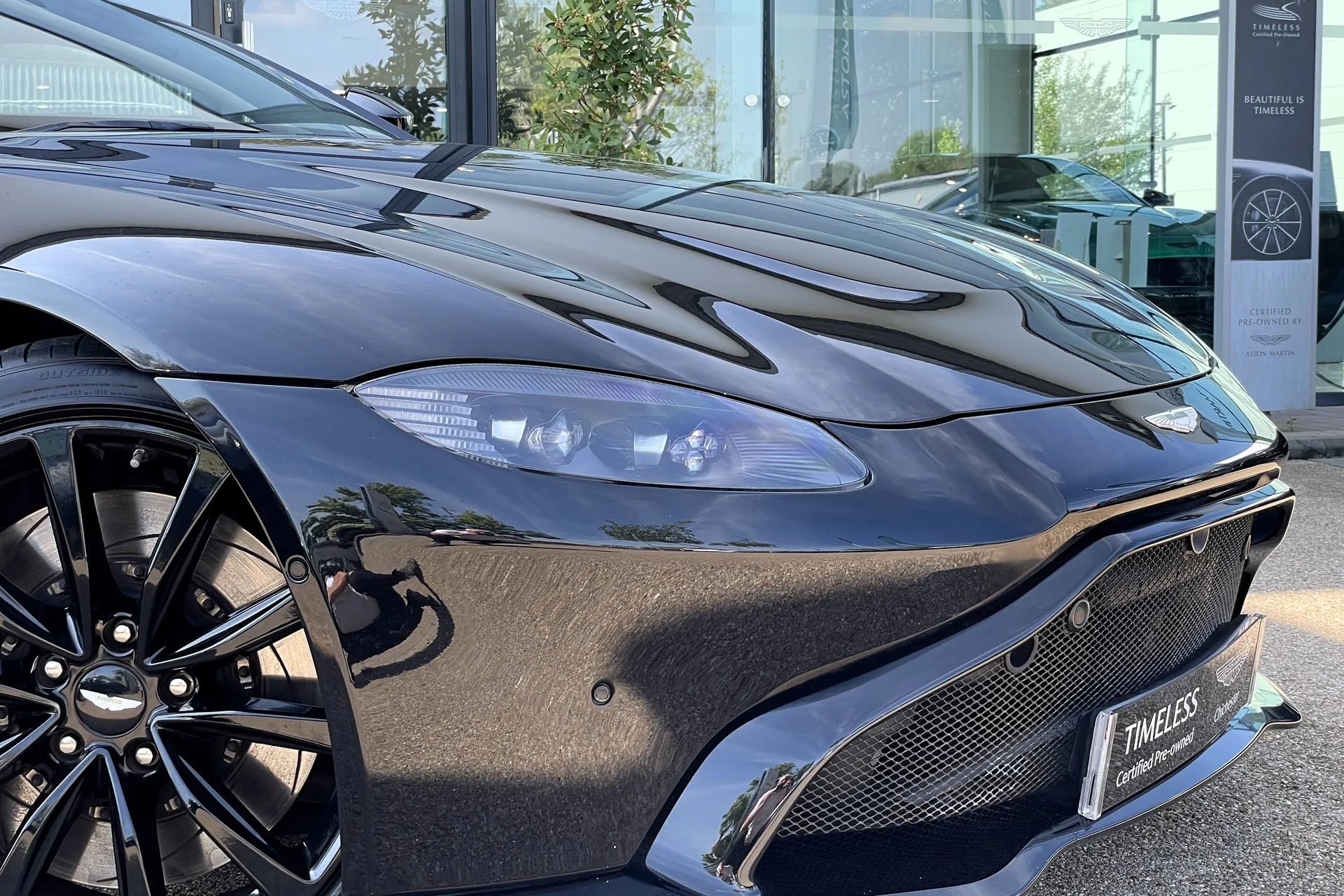 Aston Martin Vantage thumbnail image number 7
