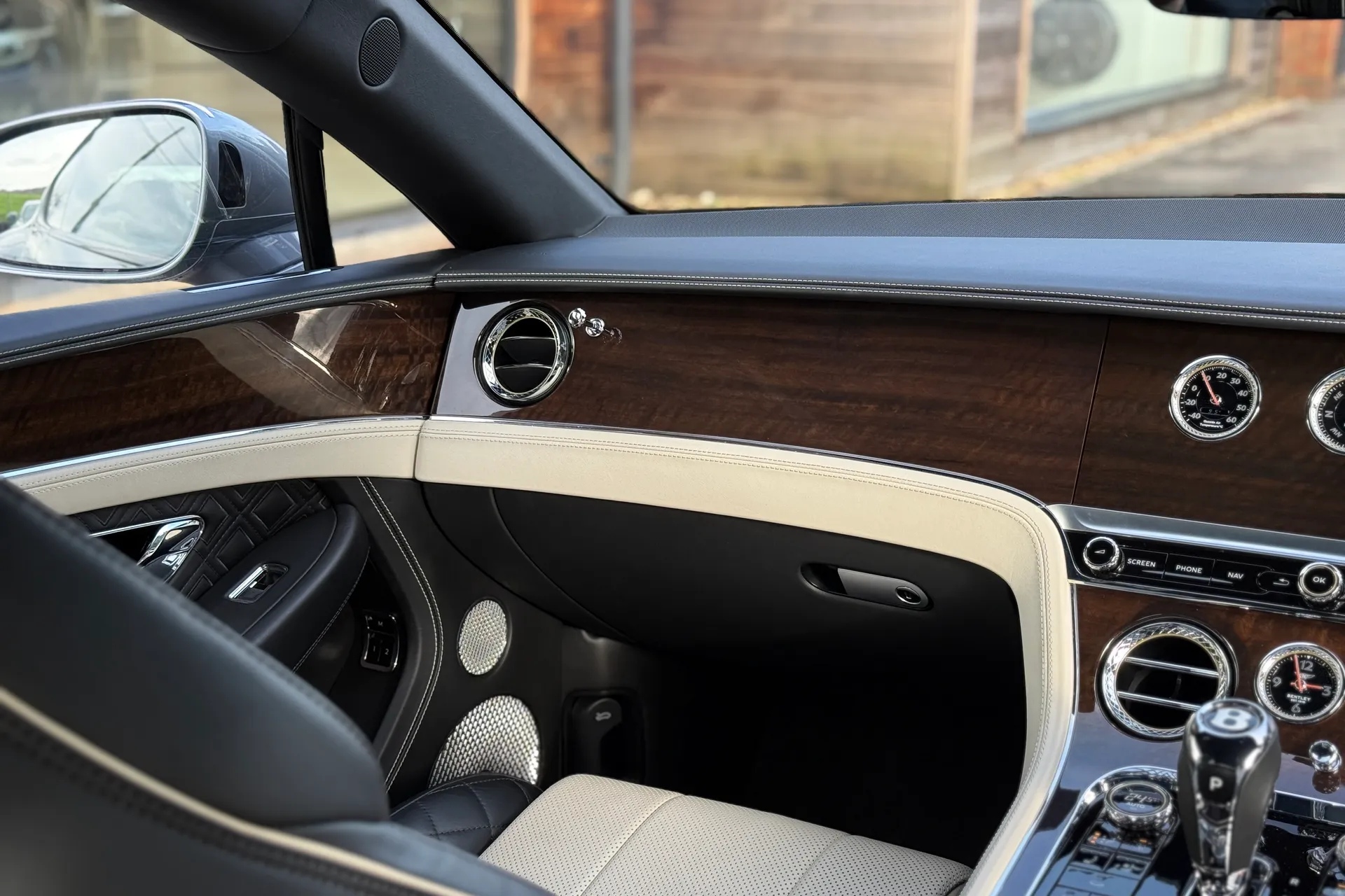 Bentley CONTINENTAL GT thumbnail image number 32