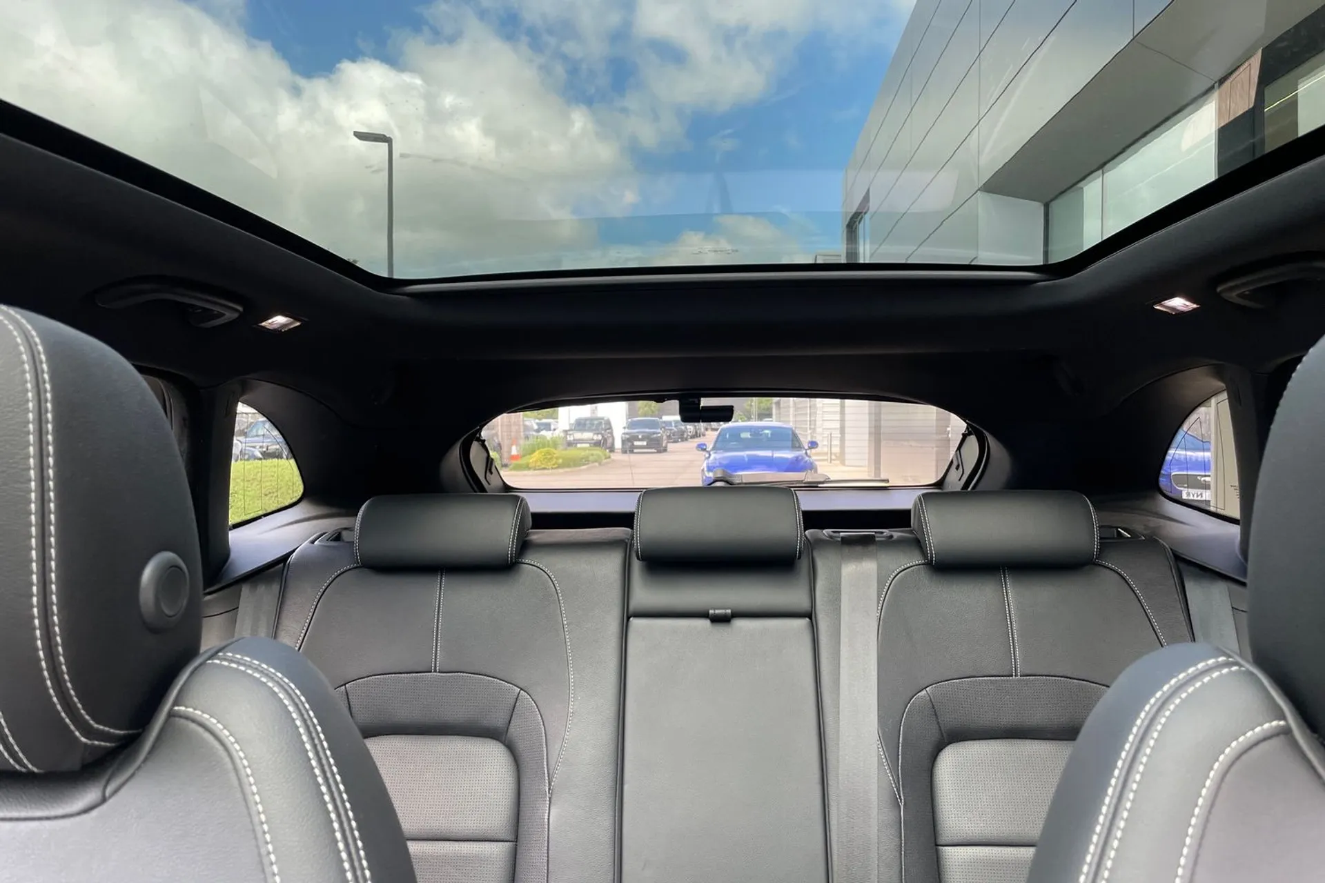 Jaguar F-PACE thumbnail image number 22