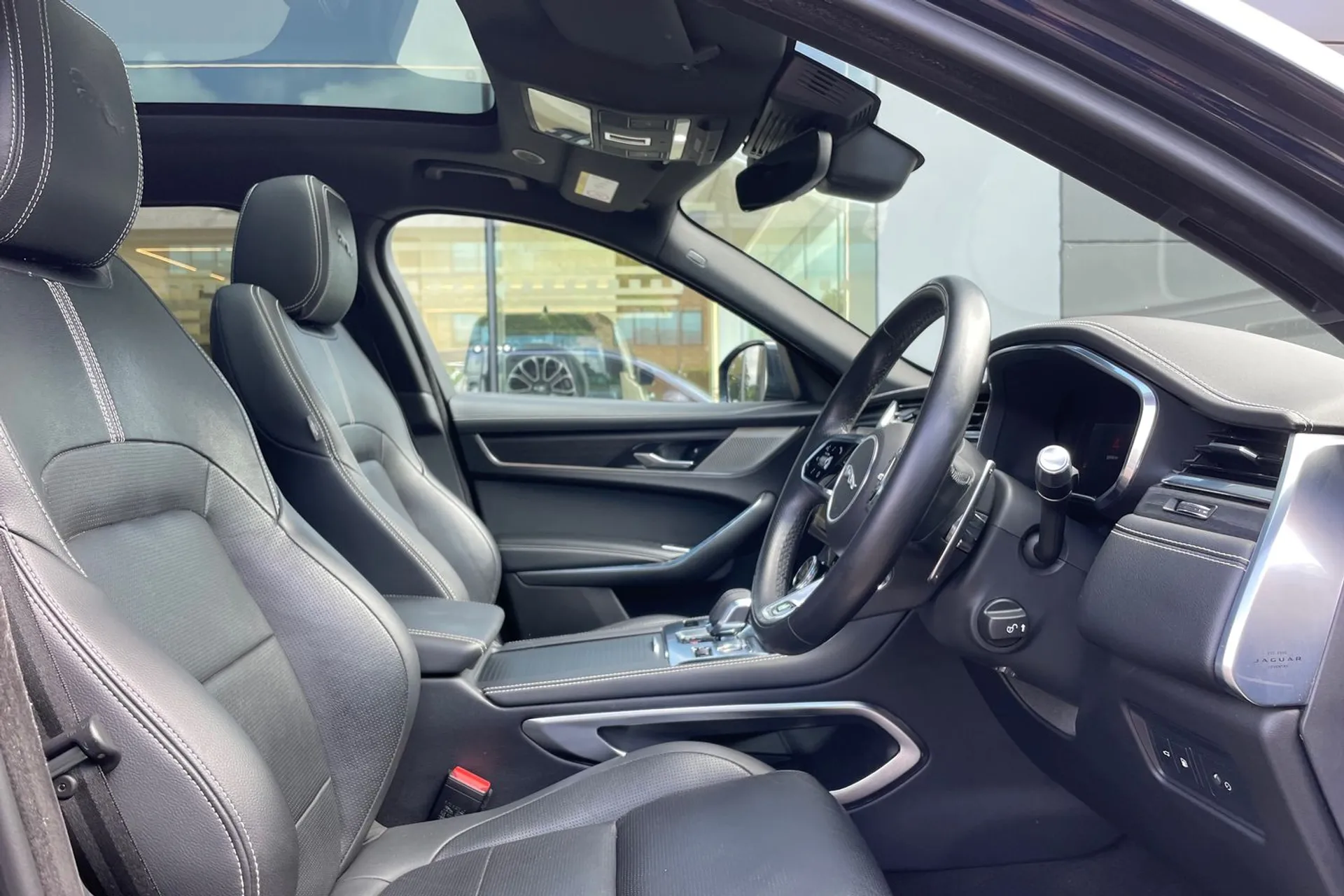 Jaguar F-PACE thumbnail image number 35