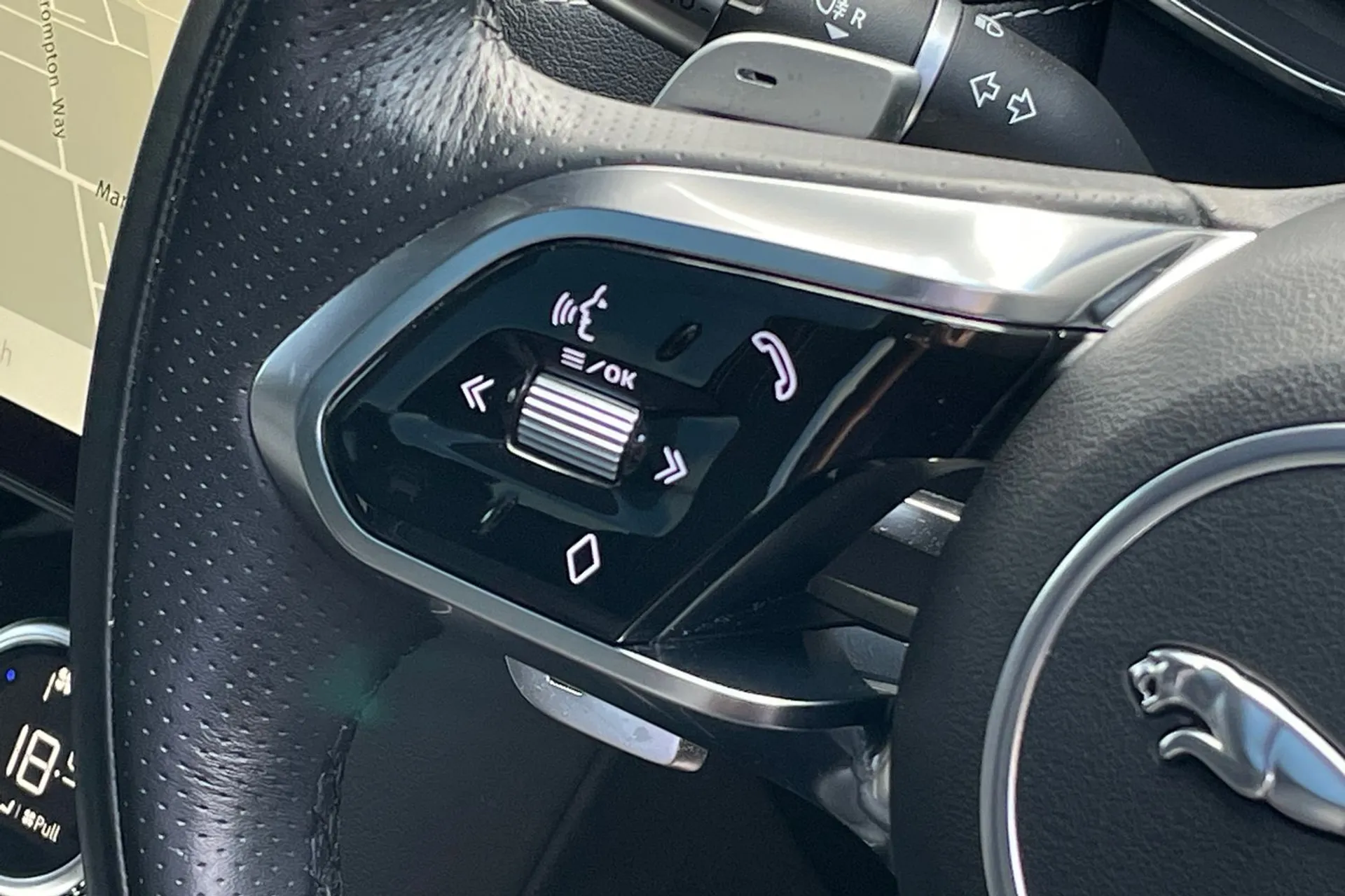 Jaguar F-PACE thumbnail image number 42