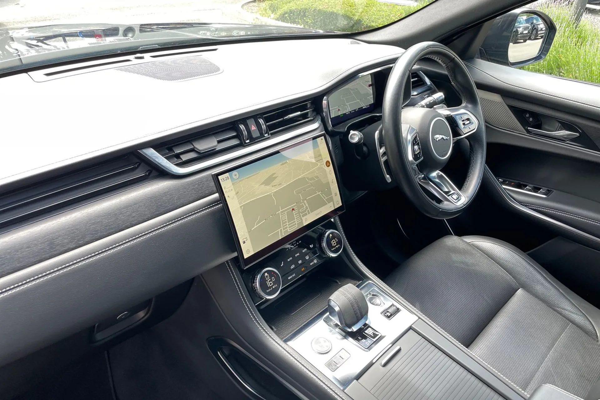 Jaguar F-PACE thumbnail image number 40