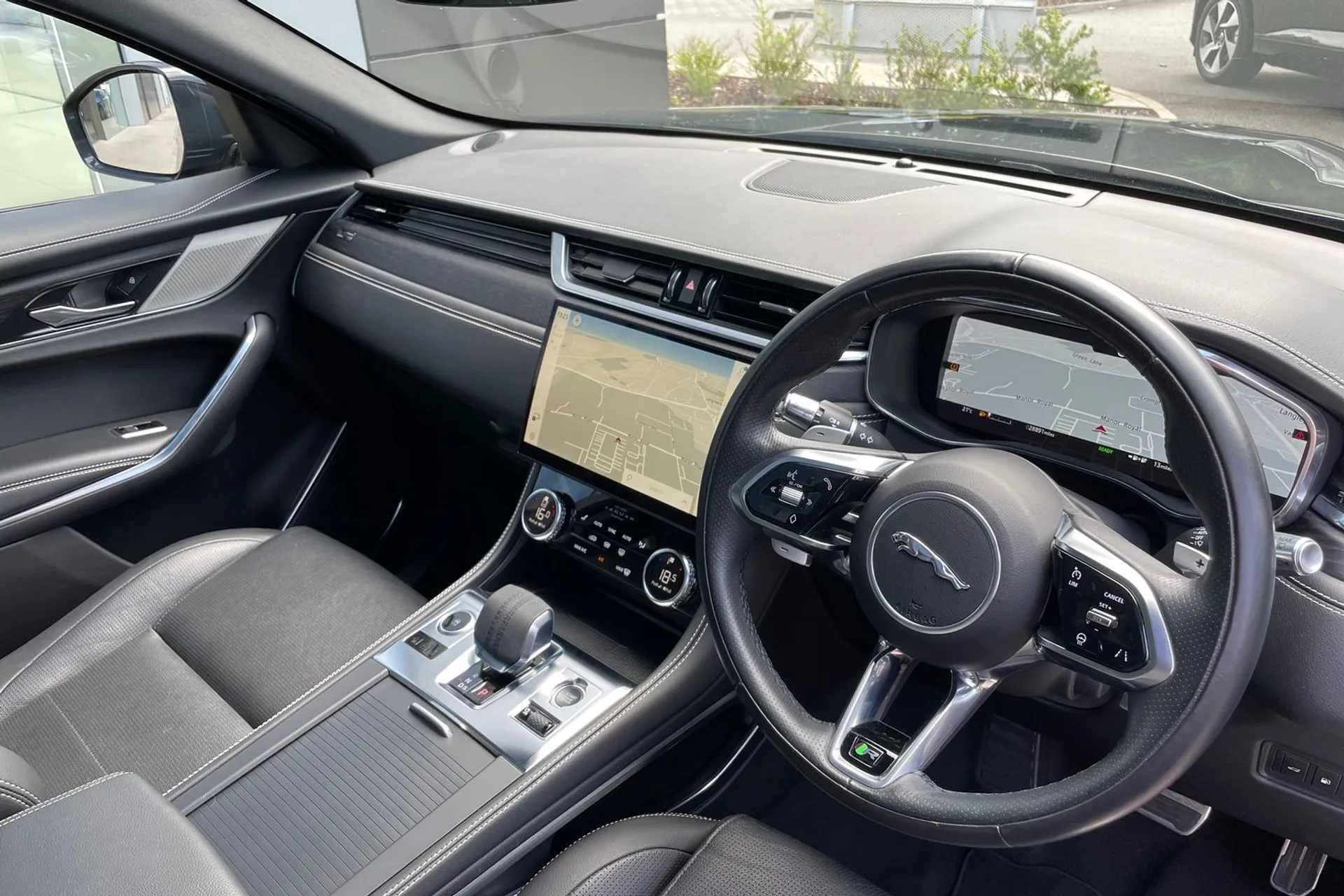Jaguar F-PACE thumbnail image number 34