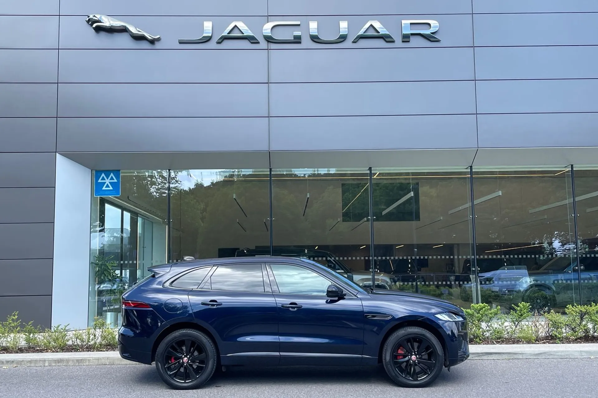 Jaguar F-PACE thumbnail image number 2