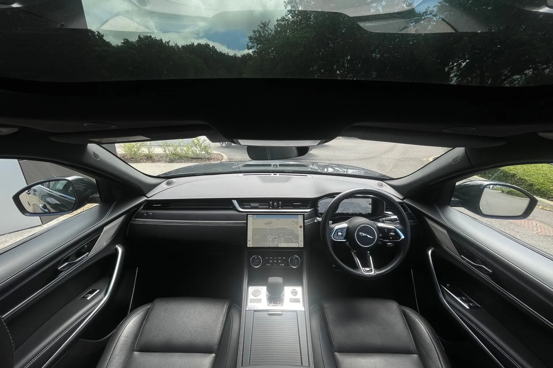 Jaguar F-PACE thumbnail image number 4