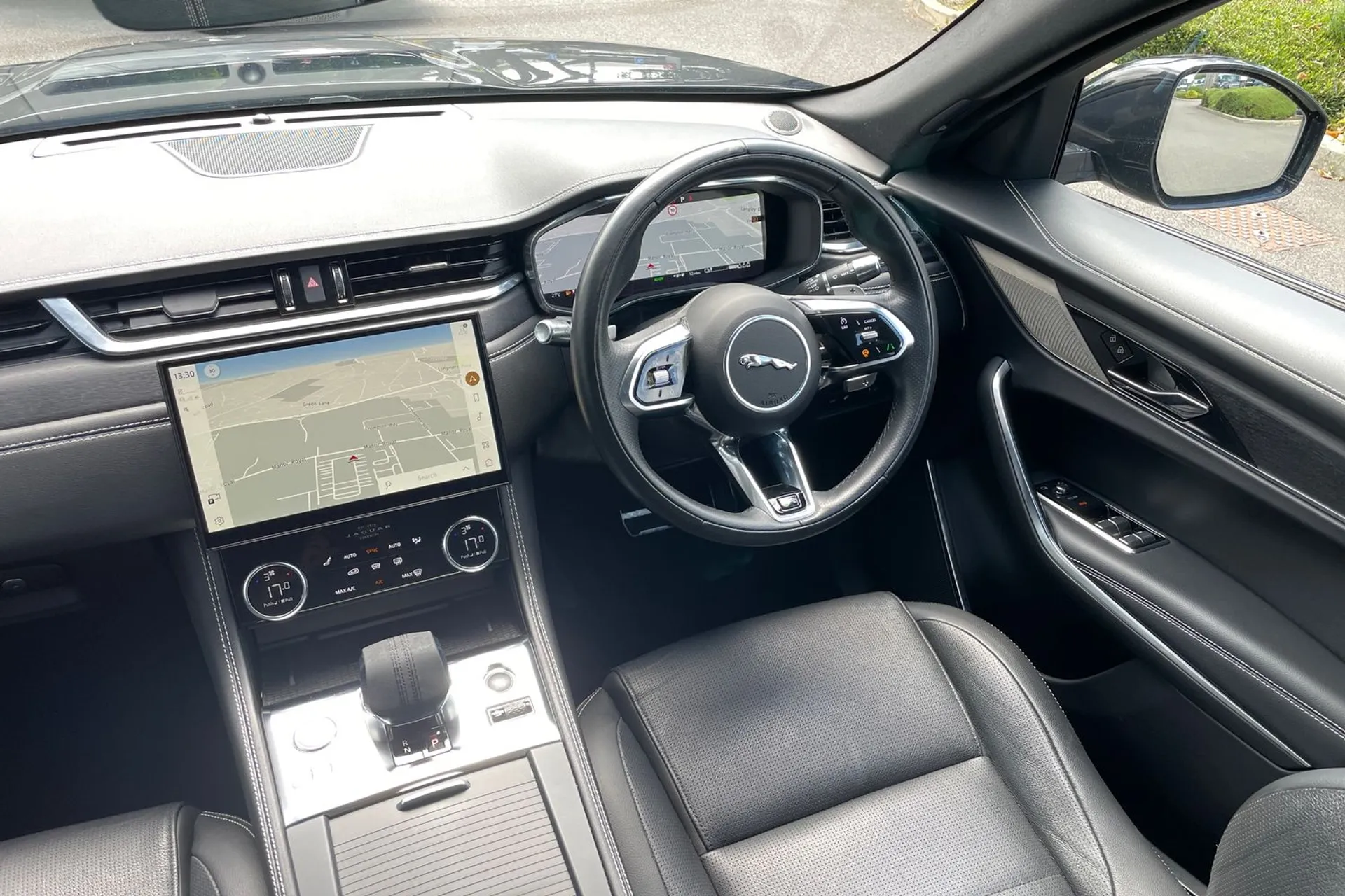 Jaguar F-PACE thumbnail image number 20