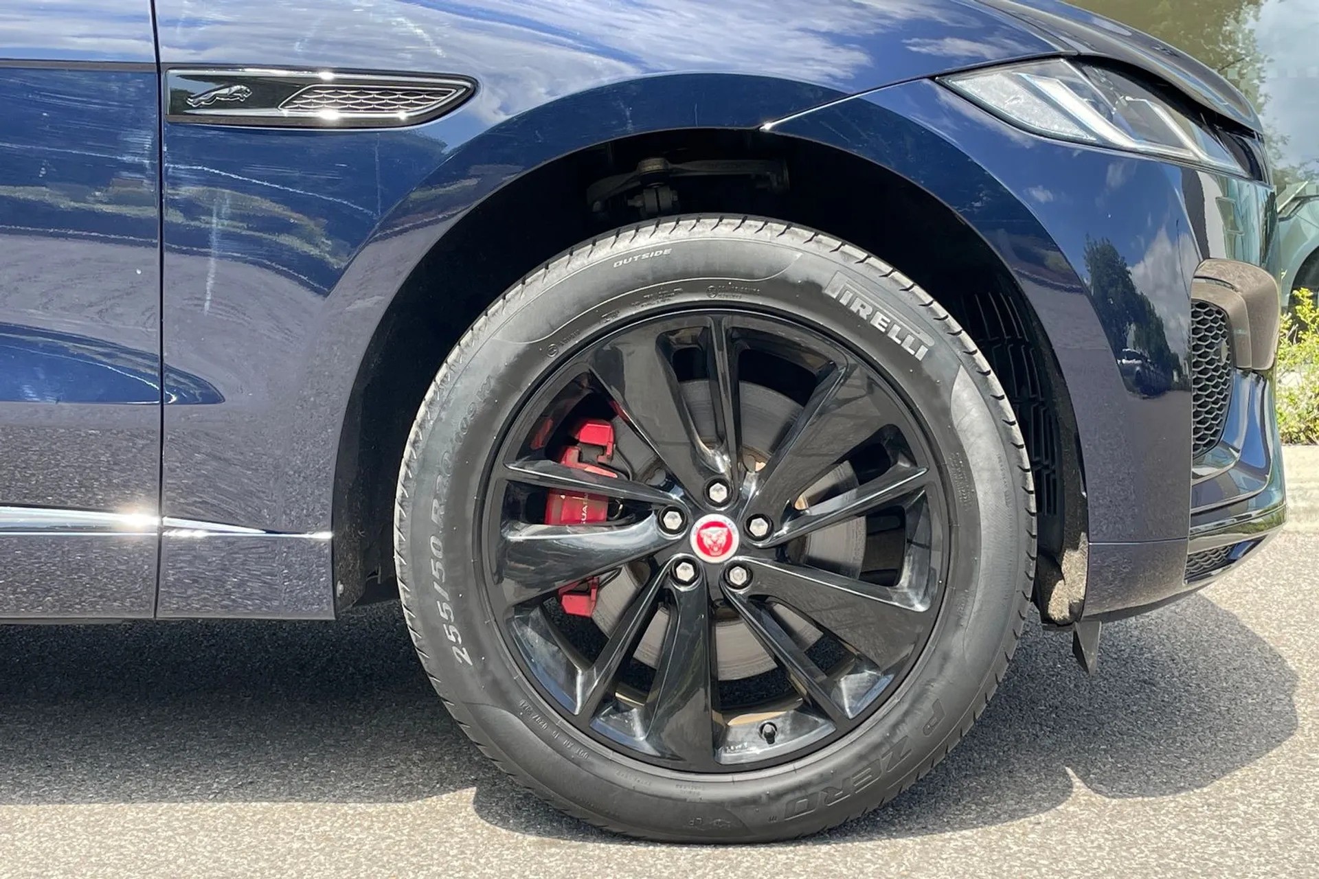 Jaguar F-PACE thumbnail image number 16