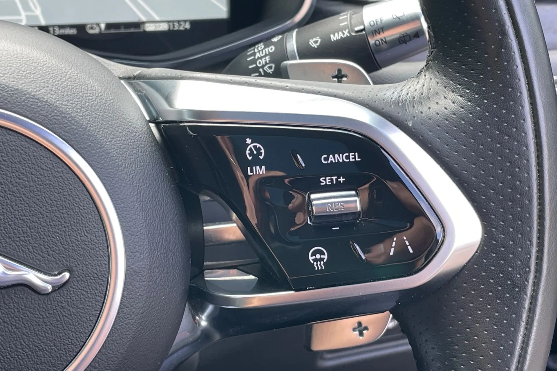 Jaguar F-PACE thumbnail image number 46