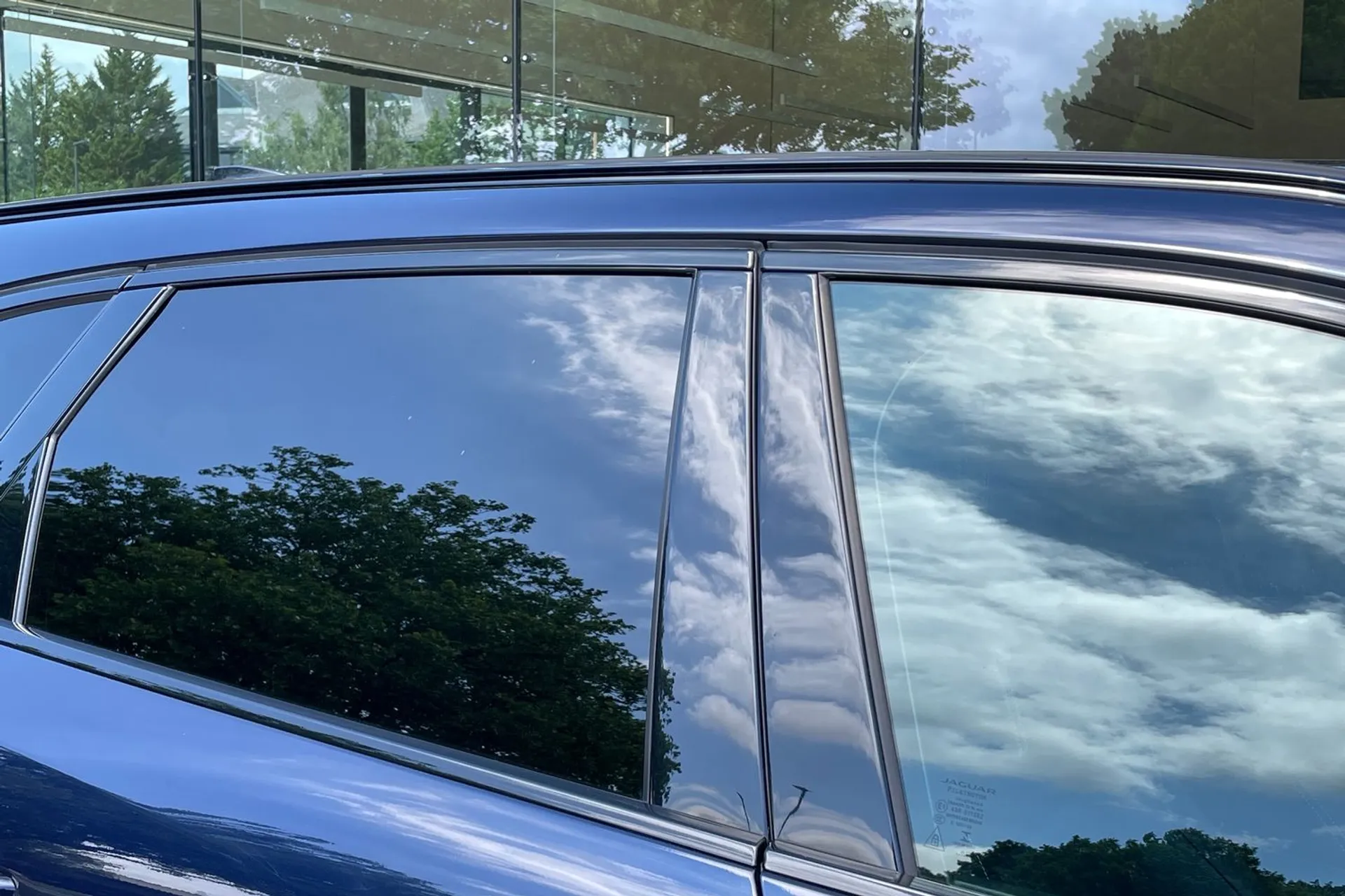 Jaguar F-PACE thumbnail image number 23