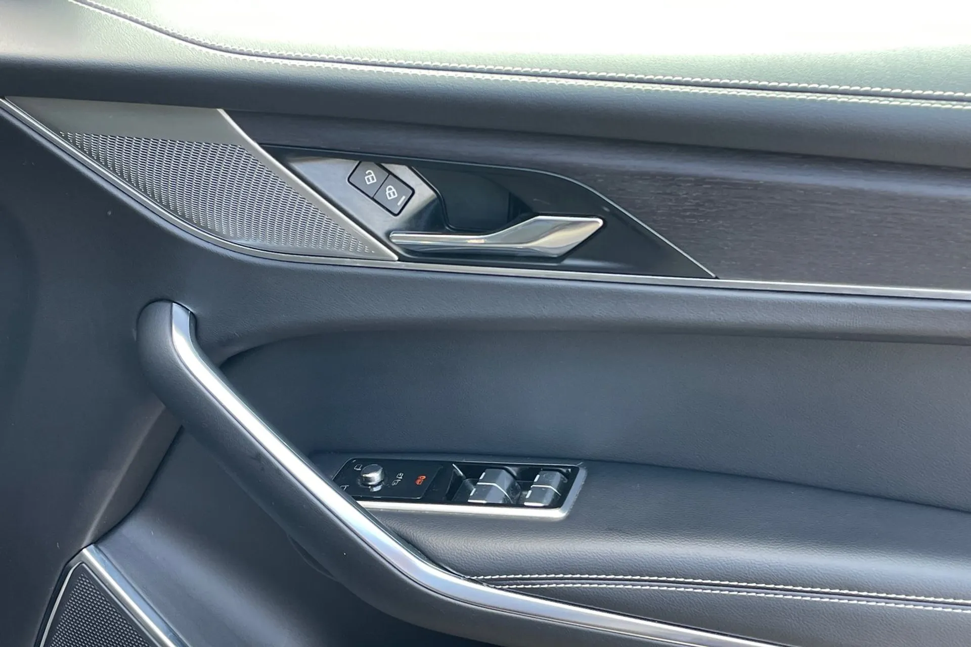 Jaguar F-PACE thumbnail image number 21