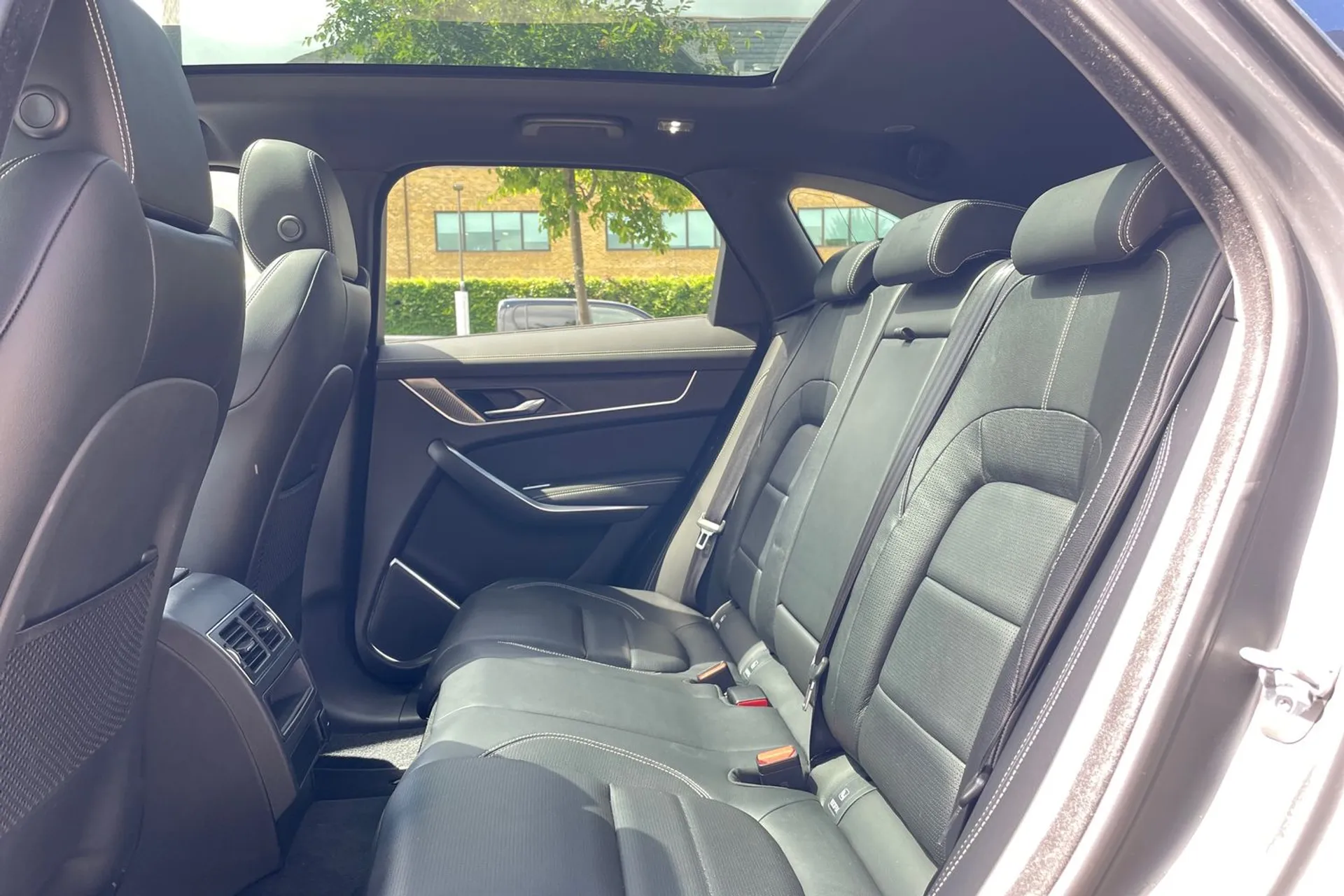 Jaguar F-PACE thumbnail image number 33
