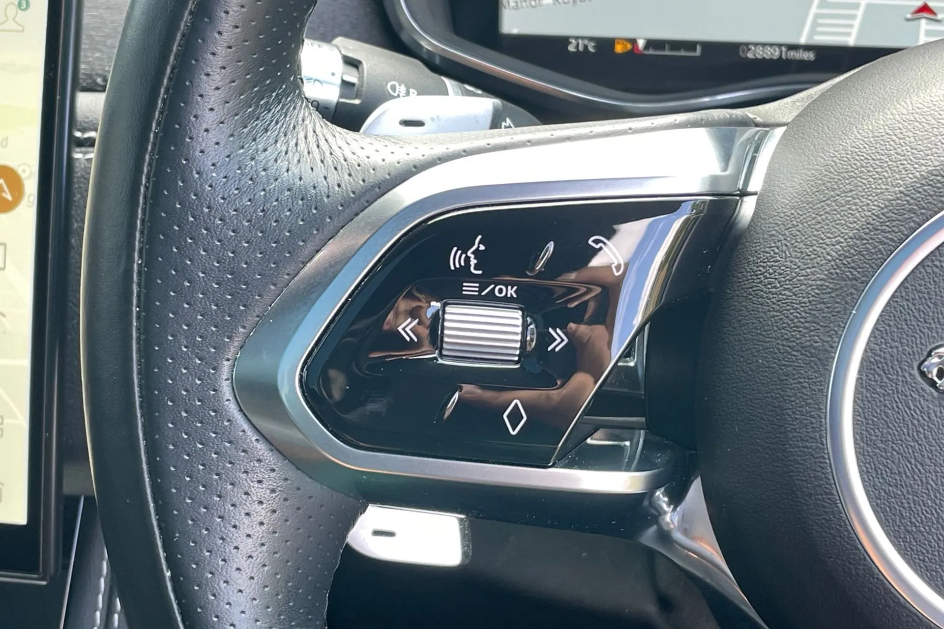 Jaguar F-PACE thumbnail image number 45