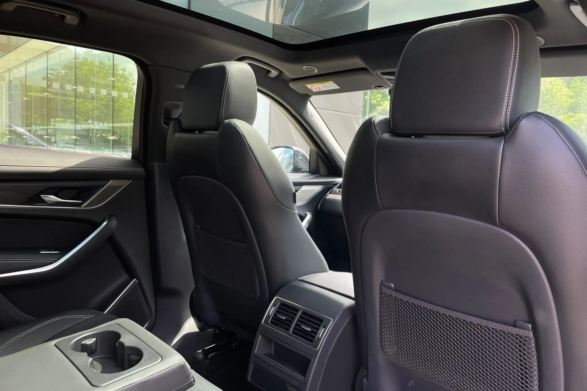 Jaguar F-PACE thumbnail image number 31