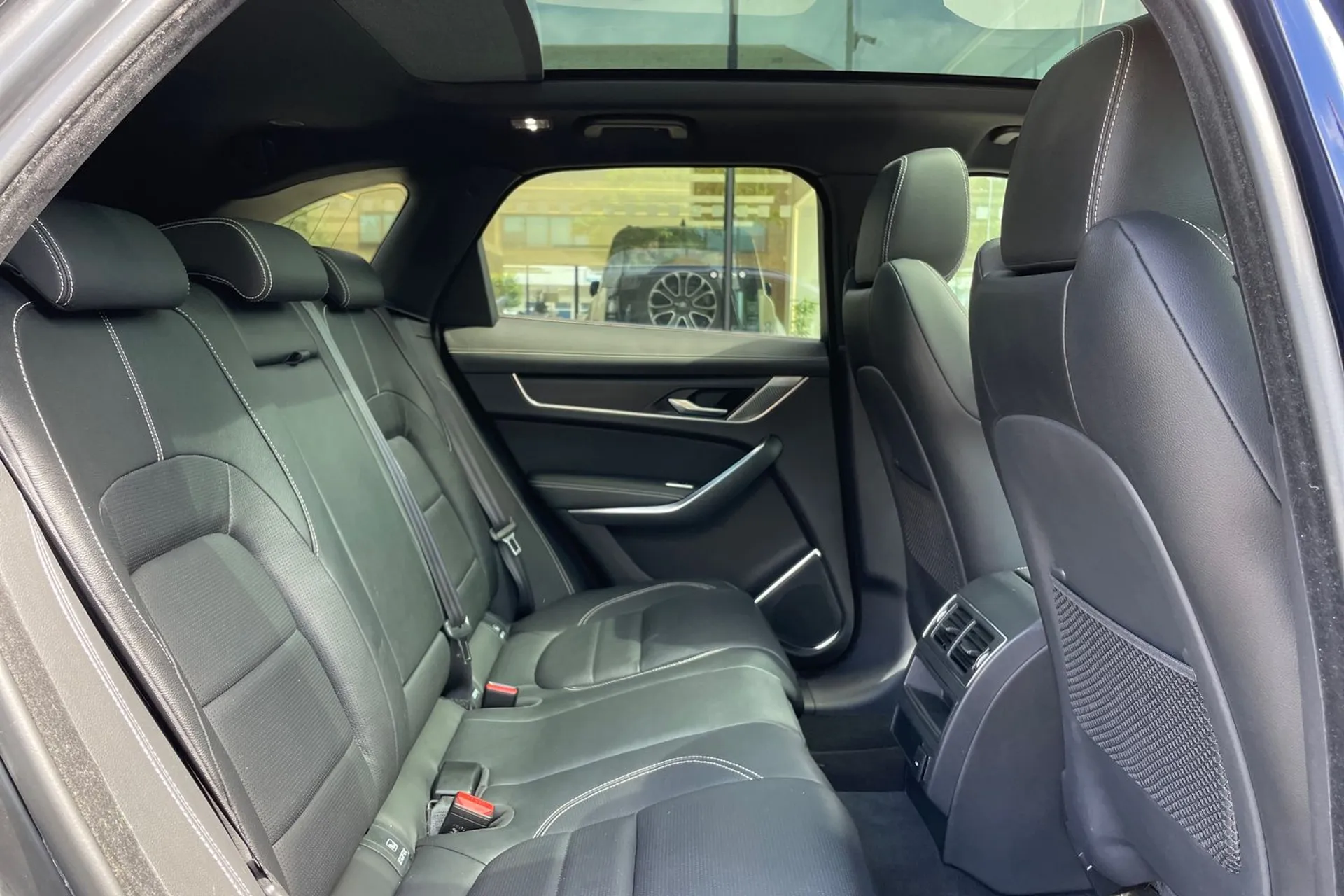 Jaguar F-PACE thumbnail image number 30