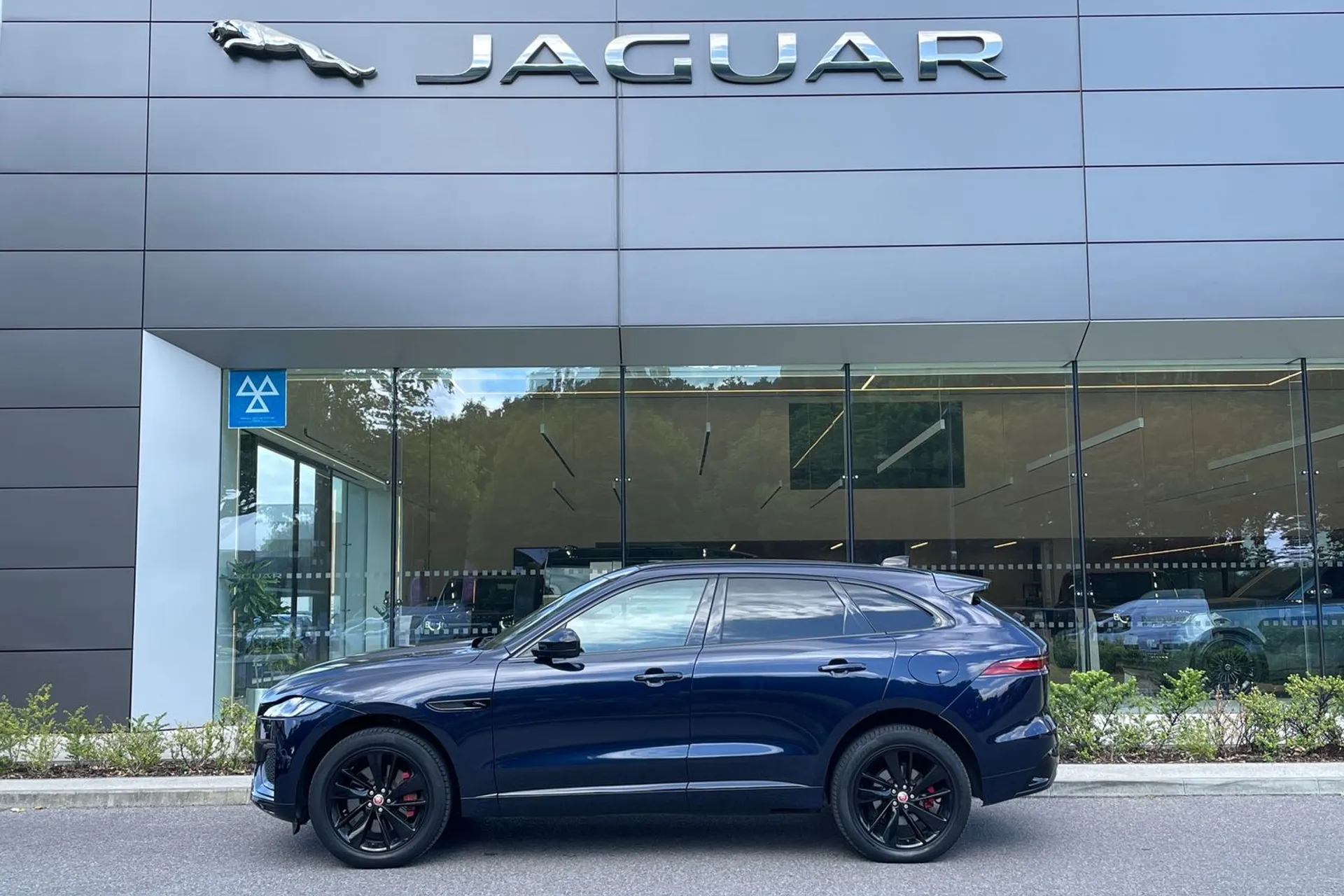 Jaguar F-PACE thumbnail image number 9