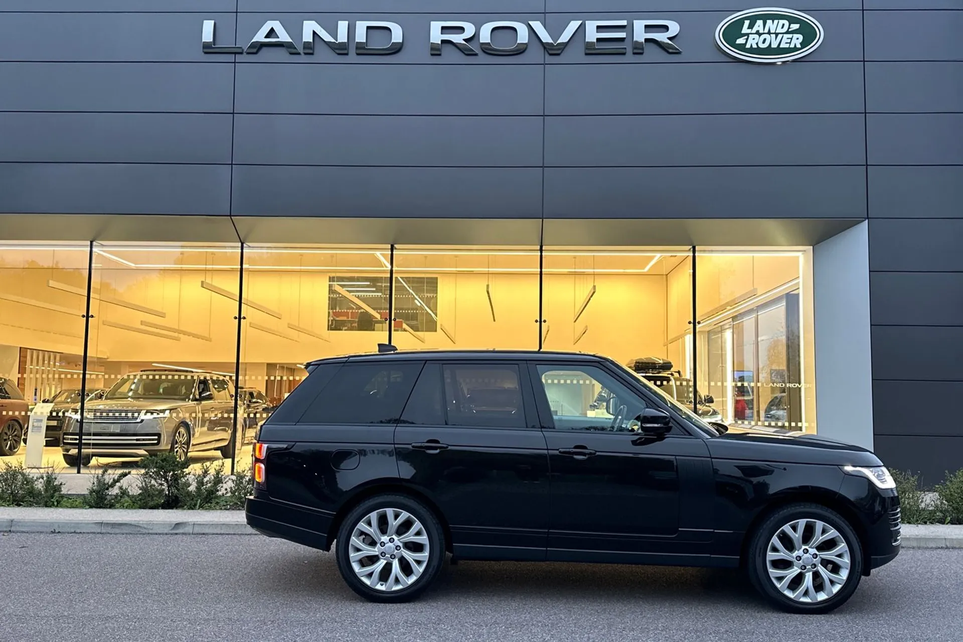 LAND ROVER RANGE ROVER thumbnail image number 2