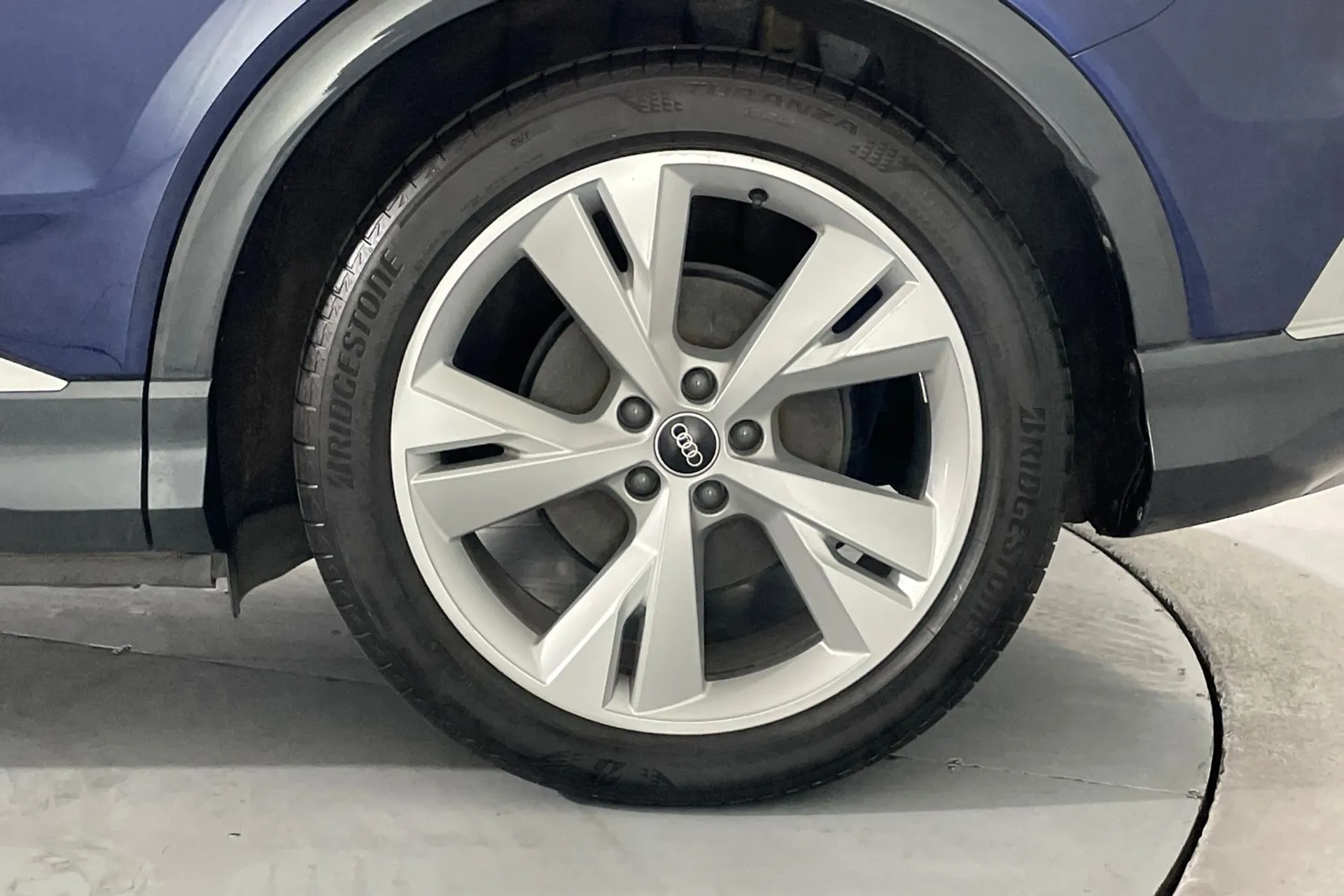 Audi Q4 thumbnail image number 12