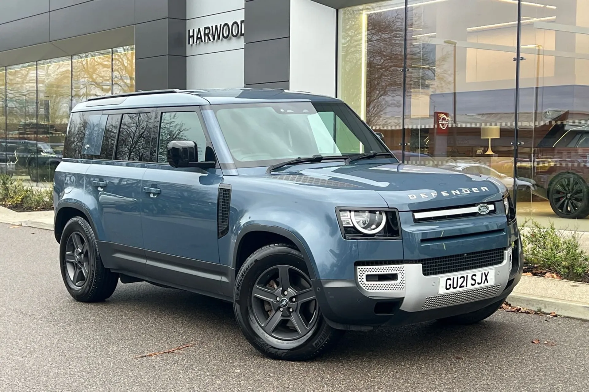 LAND ROVER DEFENDER focused image