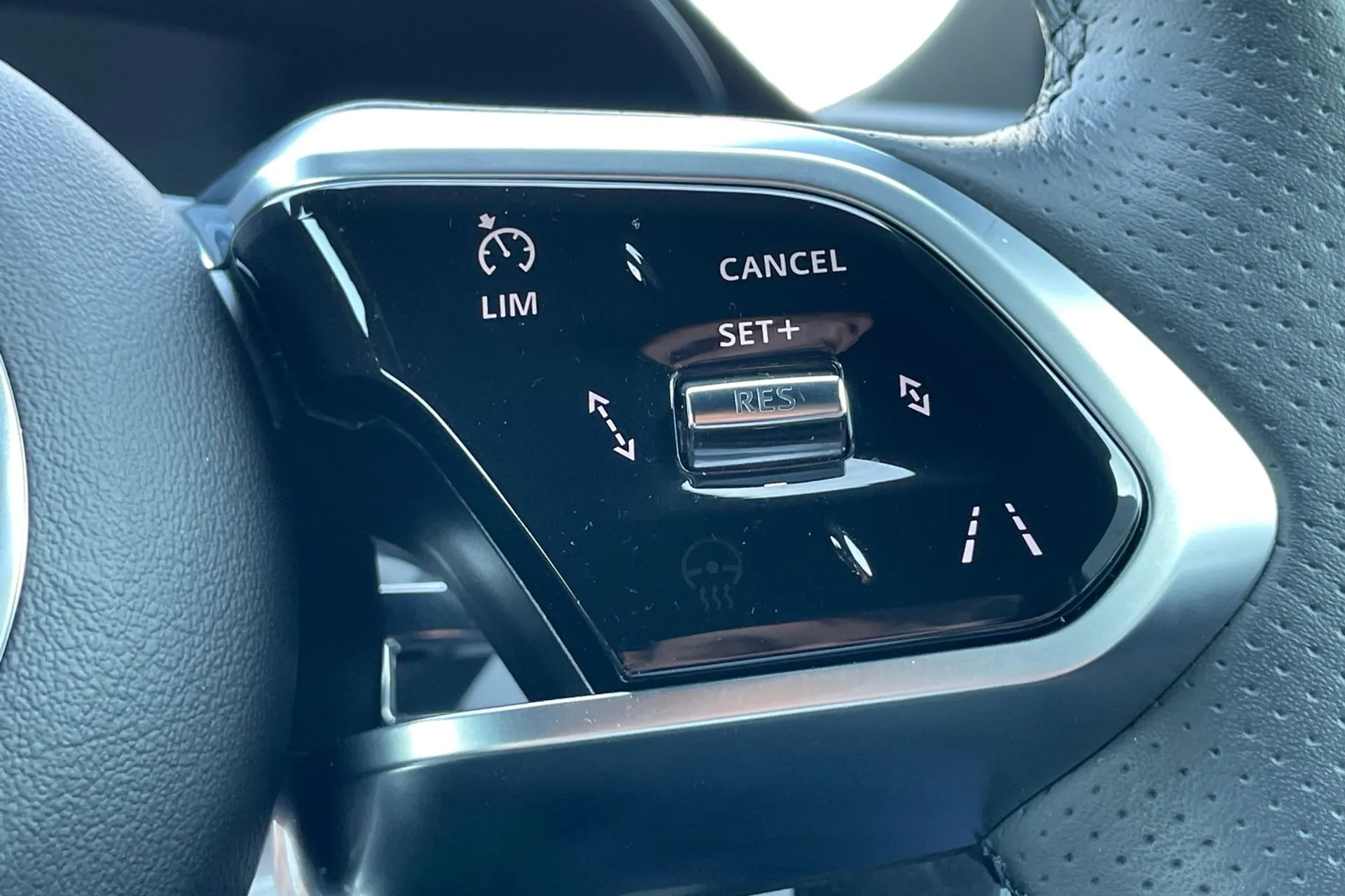 Jaguar E-PACE thumbnail image number 26