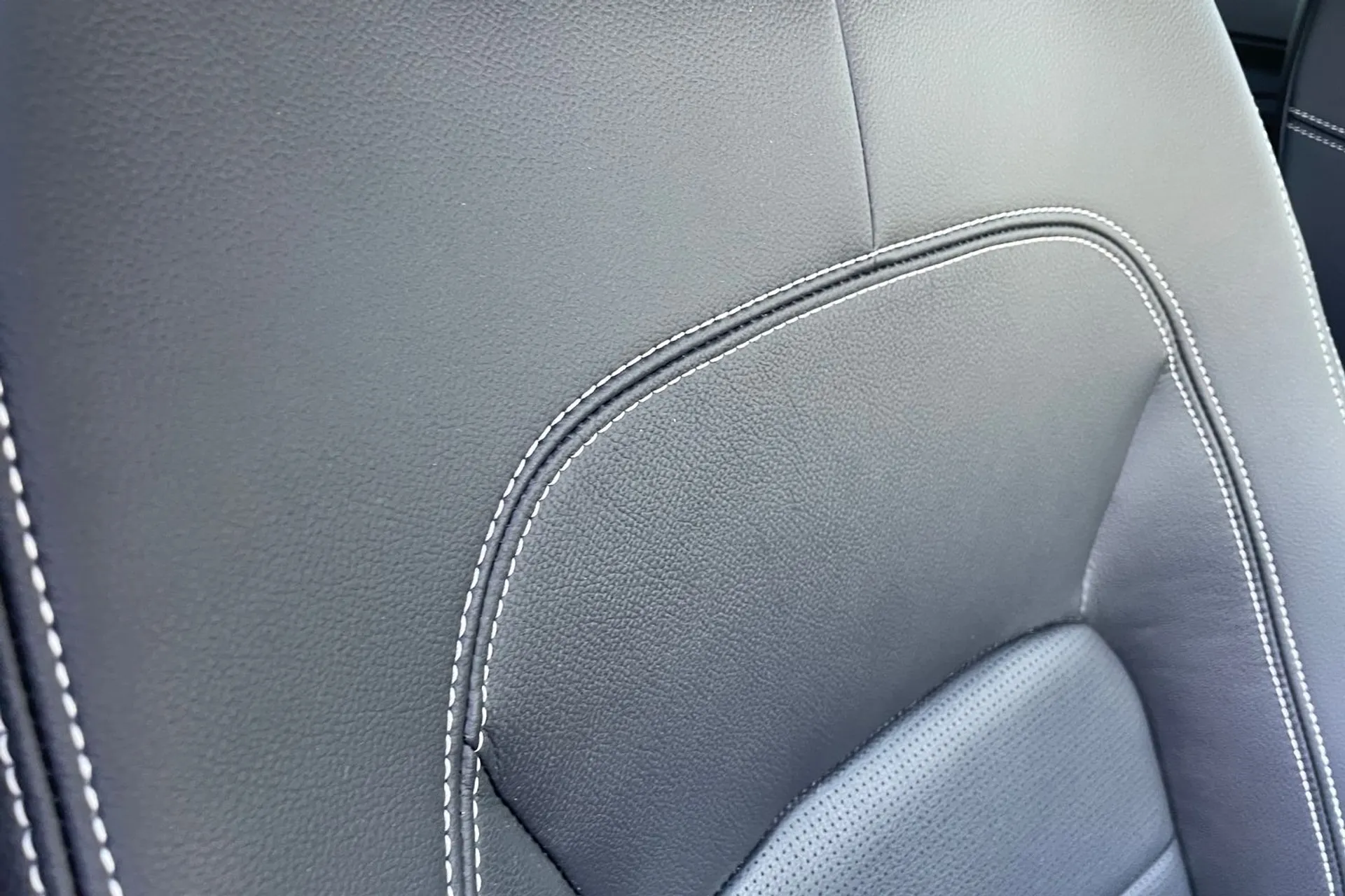 Jaguar E-PACE thumbnail image number 32