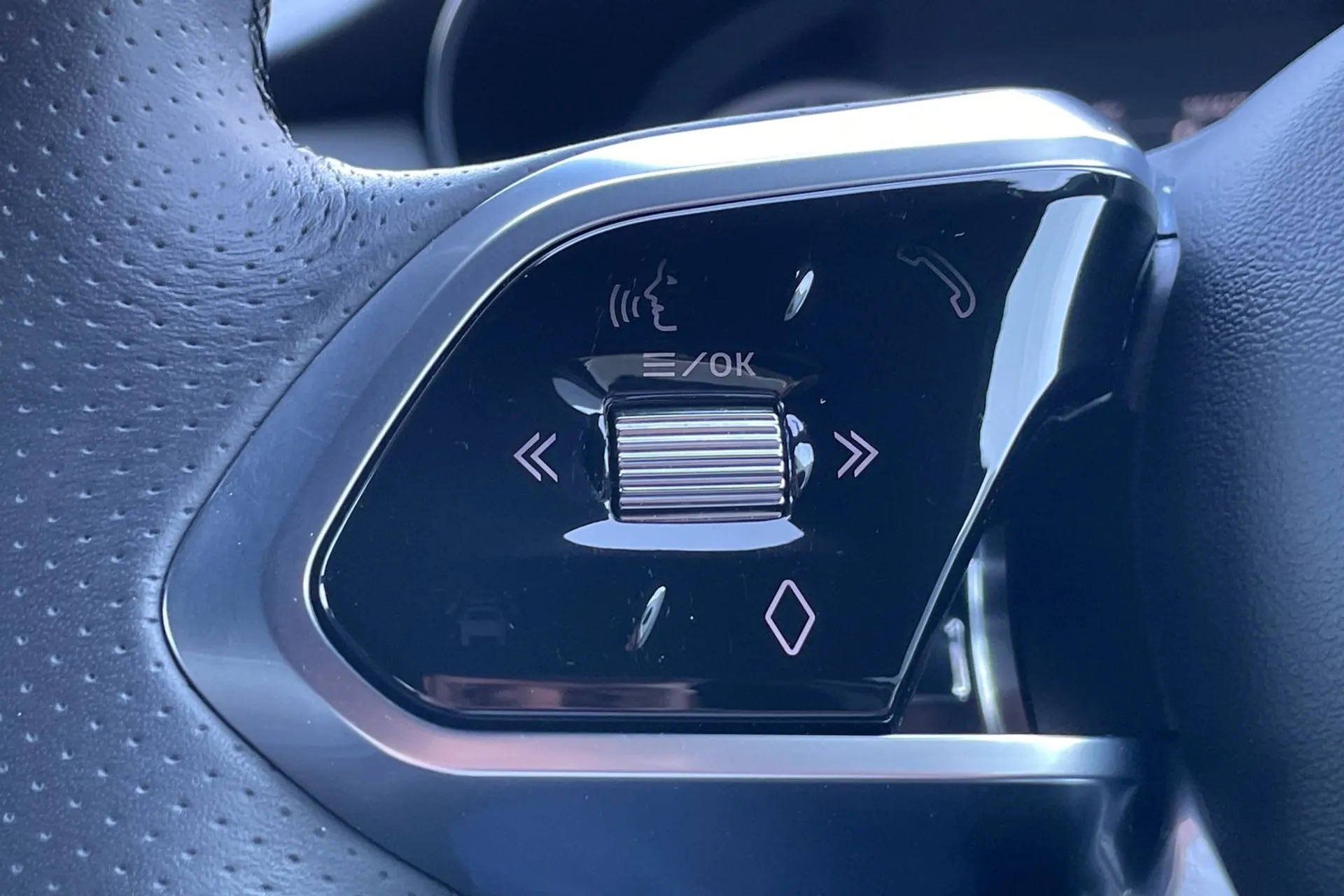 Jaguar E-PACE thumbnail image number 24