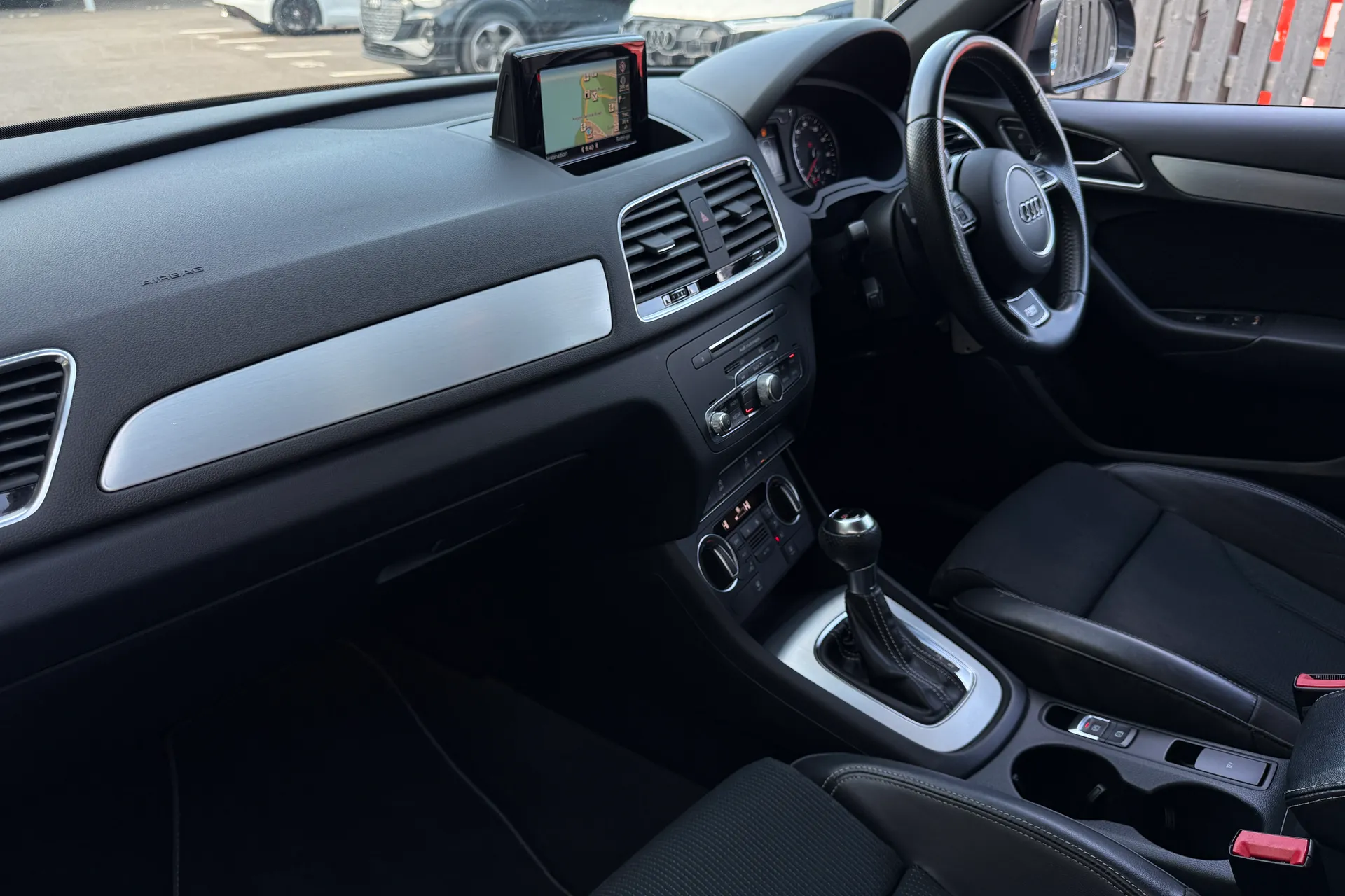 Audi Q3 thumbnail image number 25