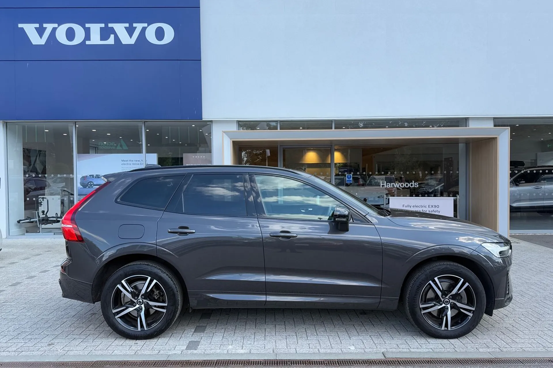 Volvo XC60 thumbnail image number 2
