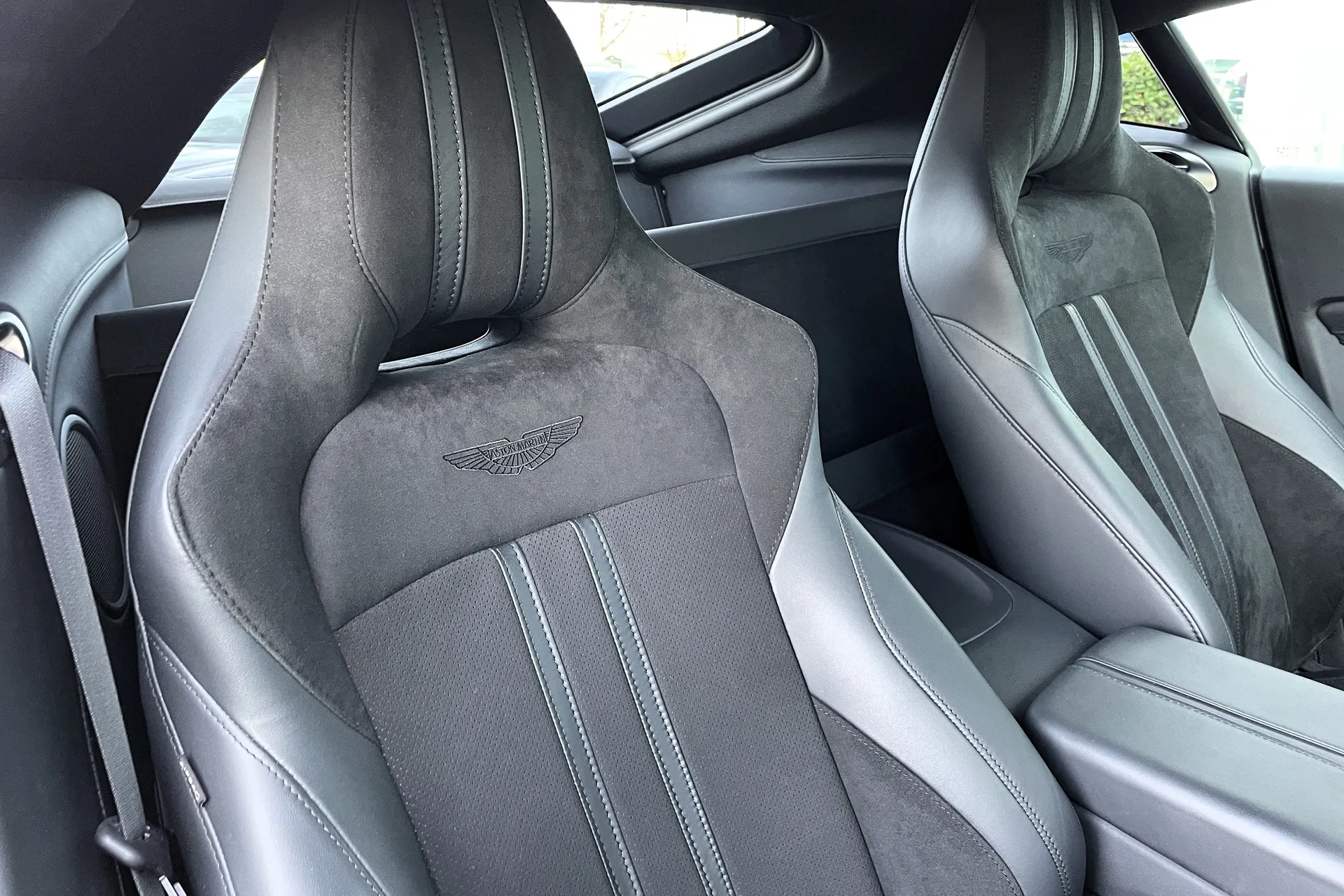 Aston Martin Vantage thumbnail image number 31