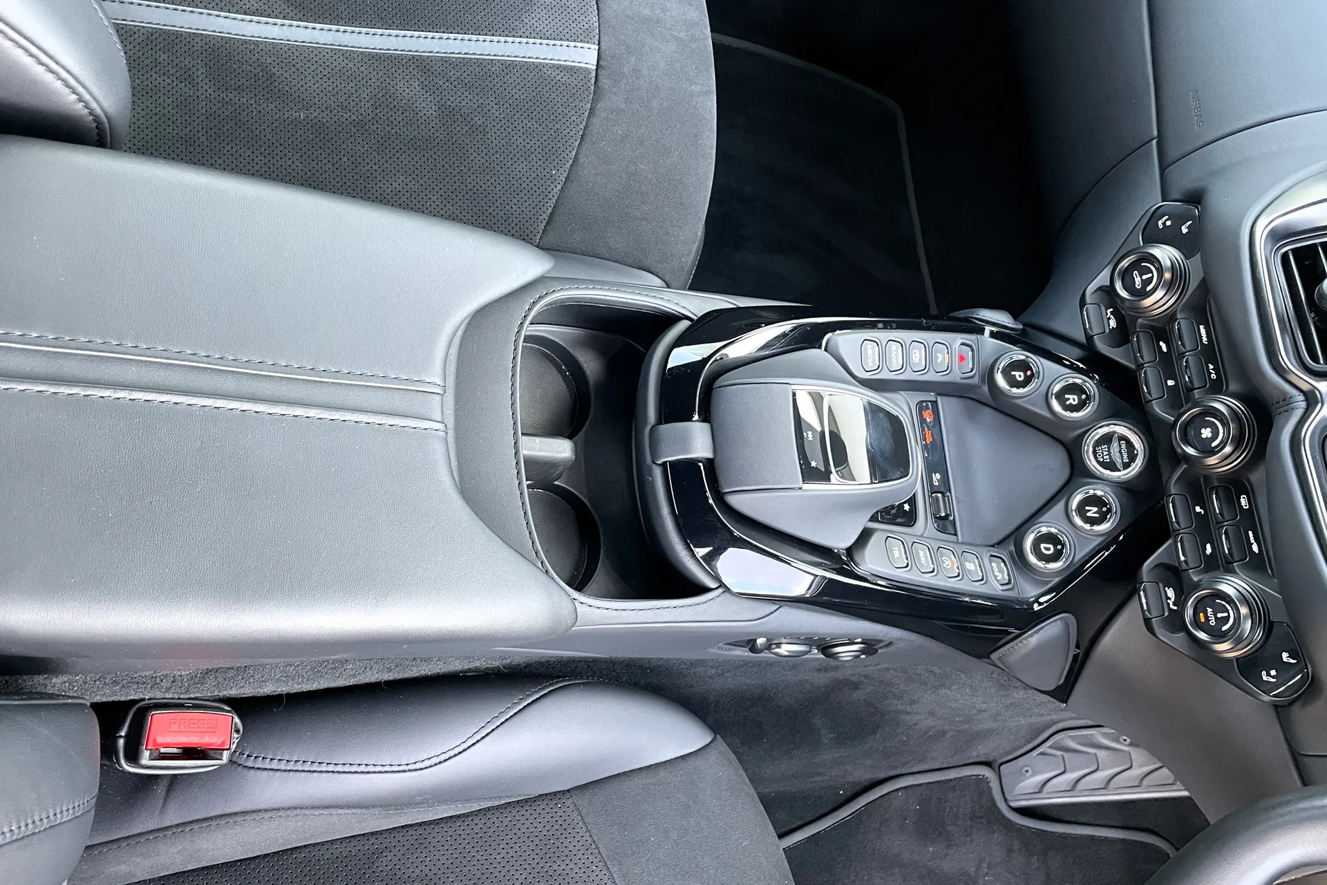 Aston Martin Vantage thumbnail image number 29