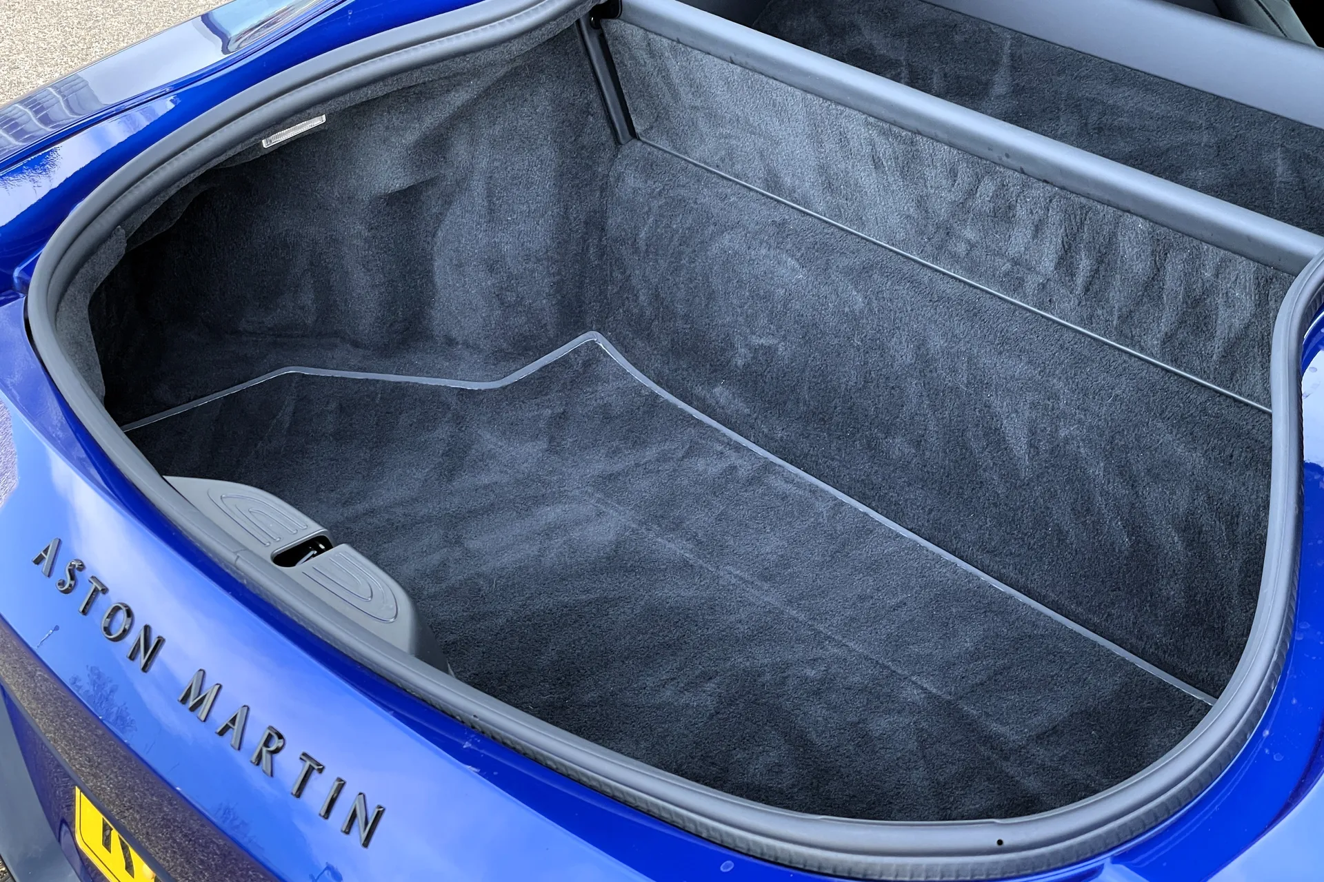 Aston Martin Vantage thumbnail image number 22